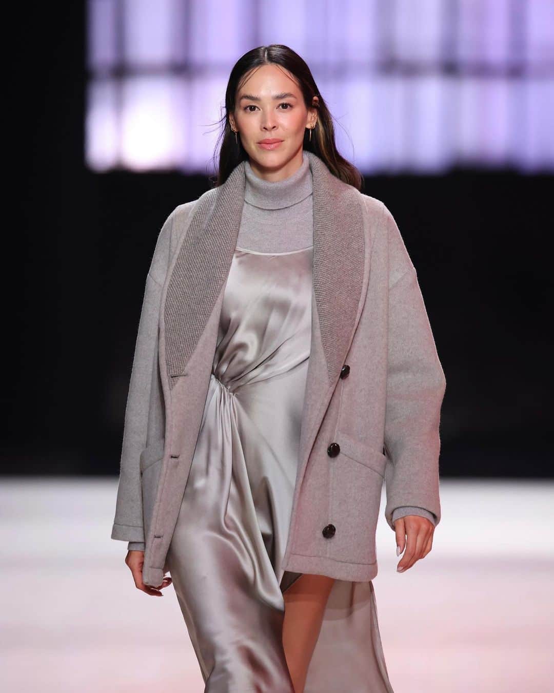 エミ・レナータのインスタグラム：「Fashion month might be over, but what I can’t get over is the inevitably thrill of walking for @falconeriofficial on their spectacular fashion show. Thank you team for a remarkable runaway experience.   Casting @rosemary.ferrari Styling @michelebagnara Make up @roberta_anzaldi_makeup_ @anastasiabeverlyhills Hair @faick_hair @cotrilspa.  #emirenata #falconeri #FW23 #fashionshow #Iミレナータ #エミタイム #ファルコネーリ #スペリオカシミヤ」