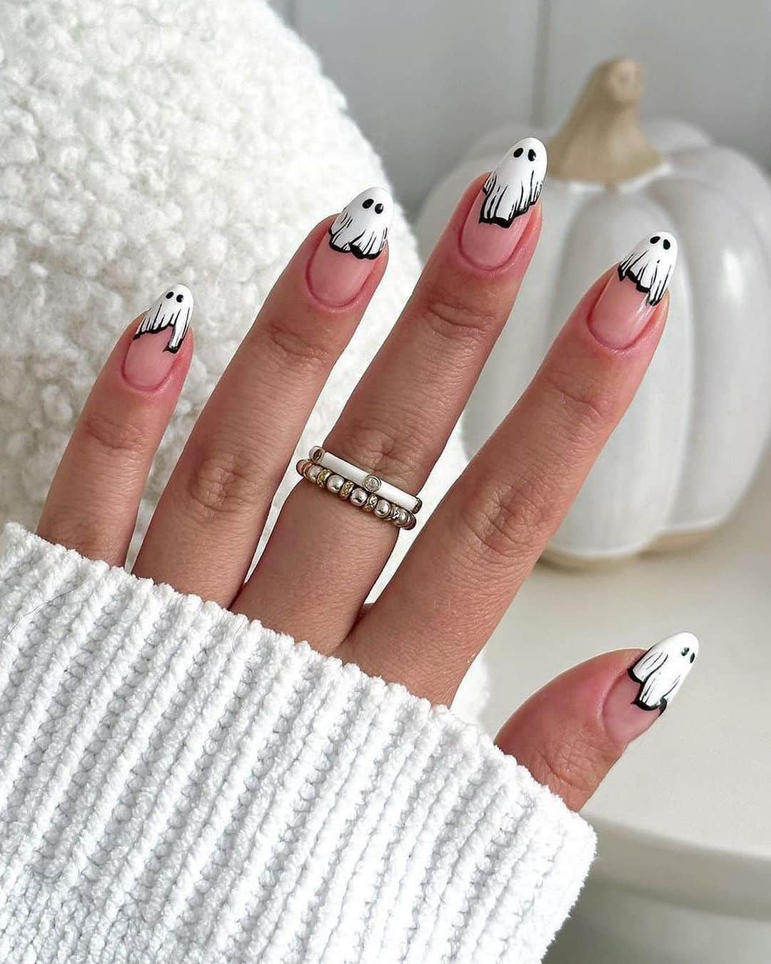 OOTD Magazineのインスタグラム：「Halloween nails inspo ✨ cc: tagged ✨ Shop our video or photo presets are now available via link in bio. ⁣」