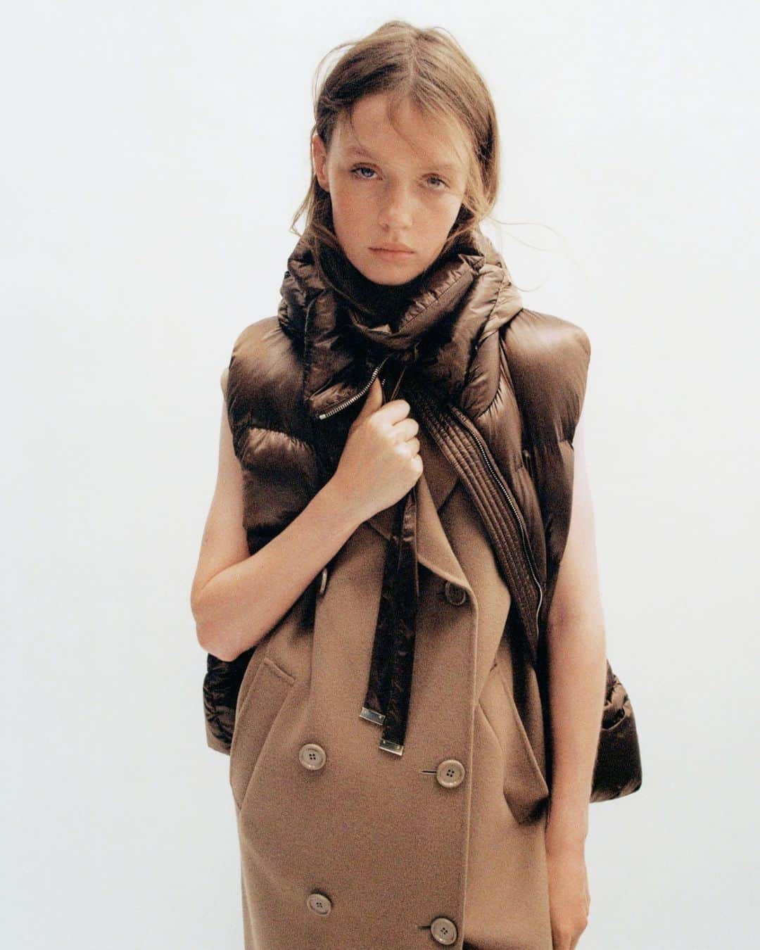 マックスマーラのインスタグラム：「Designed for layering, the #MaxMaraTheCube Fall Winter 2023 collection offers a stylish approach to the classic puffer coat. Discover the full collection at the link in bio. #MaxMara」