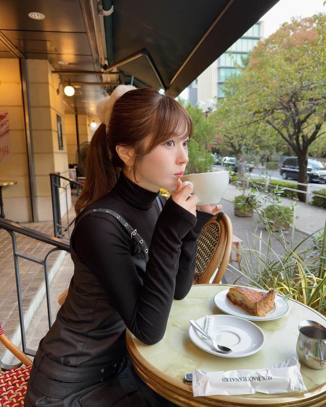 黒田莉来のインスタグラム：「やっと体調回復してきたので 久しぶりにお外へ☕️🍂  初めての紀尾井町aux bacchanales🤎  緑いっぱいに囲まれていて aux bacchanalesで1番好きかも♡  #紀尾井町カフェ #auxbacchanales」