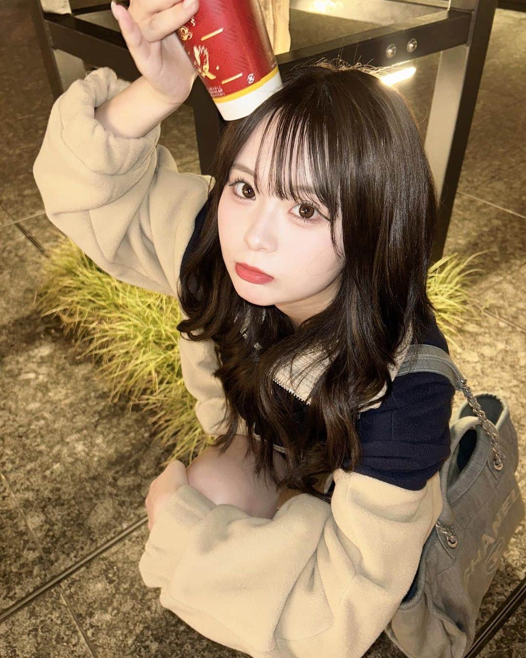 桜さんのインスタグラム写真 - (桜Instagram)「ホットの飲み物の時期が来たね🤍これも撮ってから気づいたんだけど小指だけ立ってんのクソ腹立つ笑 まじでこの癖やめたい！！！またなってたら教えて！！🫵🏻🫵🏻」10月25日 19時52分 - sakura_0808_