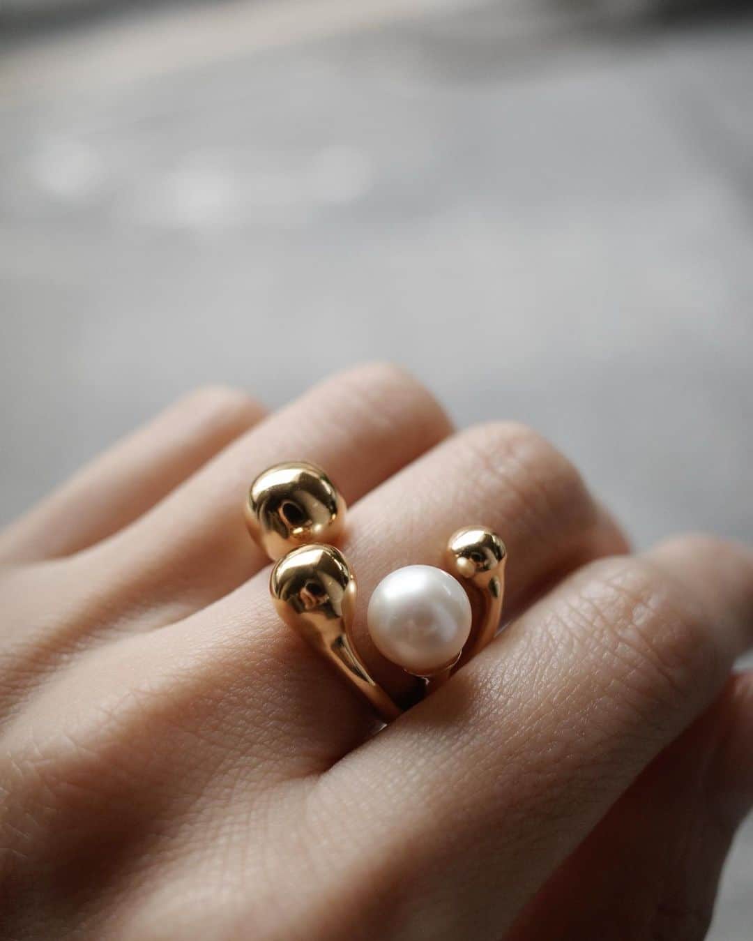 高垣麗子のインスタグラム：「* 左手中指には @noeud_u のリング  "la point series" 現在〈点〉から、先の見えない未来〈点〉に向かう 繋がる先をイメージしたデザインなのだそう✨  華奢なリングも繊細で好きですが、インパクトあるデザインを中指か人差し指にもってくるのも好きです✨  * #jewelry #noeudu」