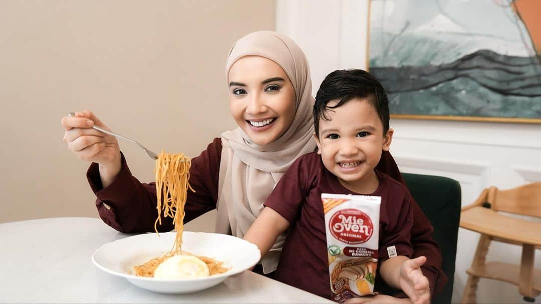 Zaskia Sungkarのインスタグラム：「Ga mau kalah sama adam hihi ku juga syuka Mie Oven 🤭 karna rasanya enak, gampang di sruput dan sehat lagi🥰 uda pada cobain belumm?」