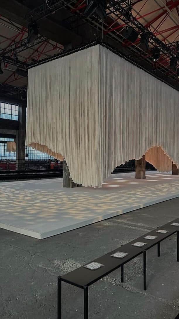 エミ・レナータのインスタグラム：「The voyage of Cashmere #FW23  An immersive experience that represented the process for creating a cashmere yarn just like @falconeriofficial workshops in Mongolia. I’m so proud to have been part of this incredible night!   #falconeri #purocashmere #superiorcashmere #ファルコネーリ #スペリオカシミヤ」