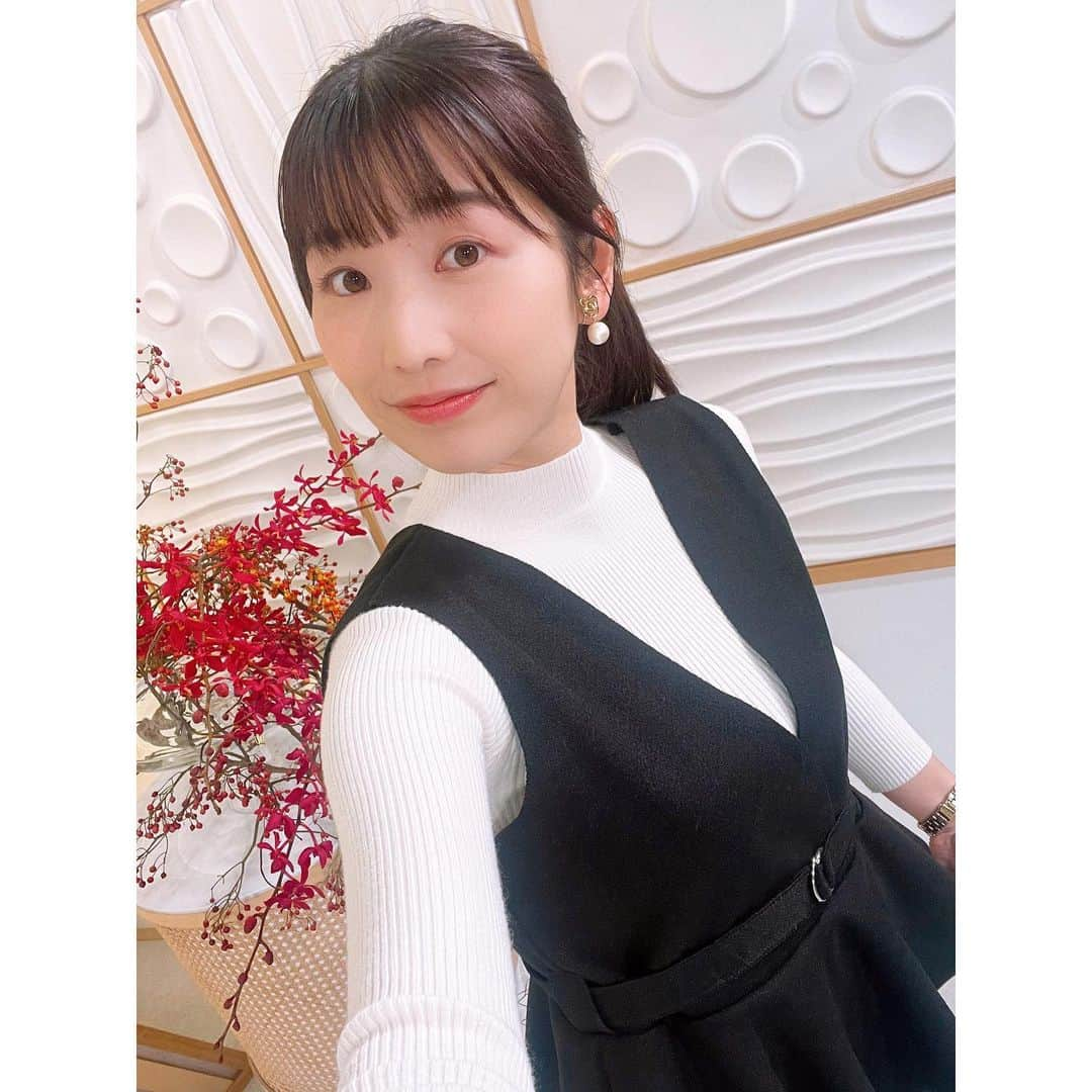 小林美沙希のインスタグラム：「． 黒もアイボリーと合わせると 明るく見えて 良いバランスですね☺️ ． #沖縄#Okinawa #沖縄テレビ#ニュース #アナウンサー#小林美沙希 #アナウンサーコーデ #アナウンサー衣装#衣装 #ファッション#fashion #衣装協力」