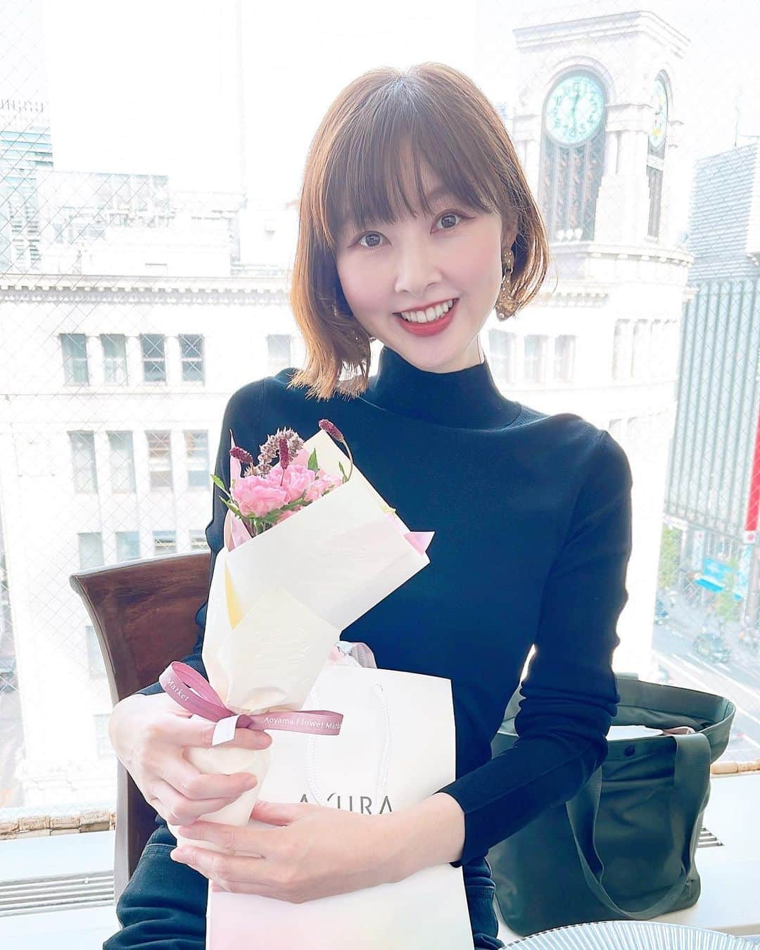 相沢礼子のインスタグラム：「誕生日のお祝いを尊敬する憧れのマリリンさんにしていただきました🥹 かわいいピンクのお花に、素敵なプレゼントまでいただき、マリリンさんありがとうございます😭💓 銀座の素敵なレストランでご馳走になってしまいました🙇‍♀️ そのあと、夜ご飯はマリリンさんのお家で美味しいすき焼きまでご馳走になって、幸せな誕生日のお祝いをありがとうございます🥹💓  #centforce  #セントフォース #誕生日  #銀座 #lunch #相沢礼子」