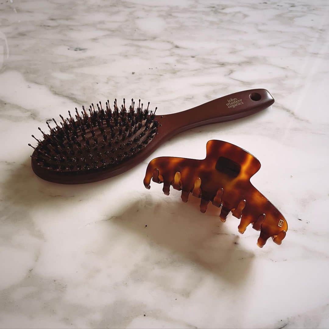 辻直子のインスタグラム：「#hairbrush#barrette #この２つ#地味になくてはならないもの #このバレッタの @alexandredeparis_japan は15年ぐらい愛用中♡  じつは私、ずっと髪をとかす習慣があまりなかったんです😙  くせっ毛のウェーブ感が弱くなっちゃうからブラッシングはしない方がいいっなって  ブラシは持っていたけれど、ほとんど使ったことはなくて  でも1.2年ぐらい前に @aiko_ono がブラッシングってすごく良いよ!ってアドバイスしてくれたのがきっかけで、そこからいろいろ試して好みを探して  @johnmastersorganics_japan  のこのブラシが今のナンバー1⭐️髪をキャッチする塩梅が最高で、滑らかに滑りながらブラッシングできるのがすごく気持ちいい  バレッタは @alexandredeparis_japan を知ってから長ーく愛用中🩵  最初使っていた頃は、バレッタ？？って言われていたのを思い出す😄  色違いで揃えてある4つを、修理をしながら大切に使ってます  昨日一つ壊れたから修理に持っていかないと😎  だいすきです。」