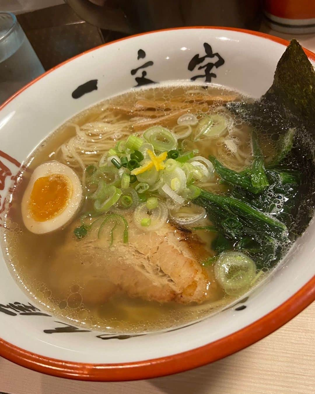 佐藤ミキのインスタグラム：「【函館麺や 一文字】 📍 北海道函館市湯川町２丁目１−３( #函館)  自家製麺にこだわった人気のラーメン屋さん🍜 スープのベースには丸鶏と南茅部産の昆布が贅沢に使われています🐓 塩ラーメンがあっさりだけど深みのある味で美味しかったです✨️   #佐藤ミキ  #北海道  #おすすめ」