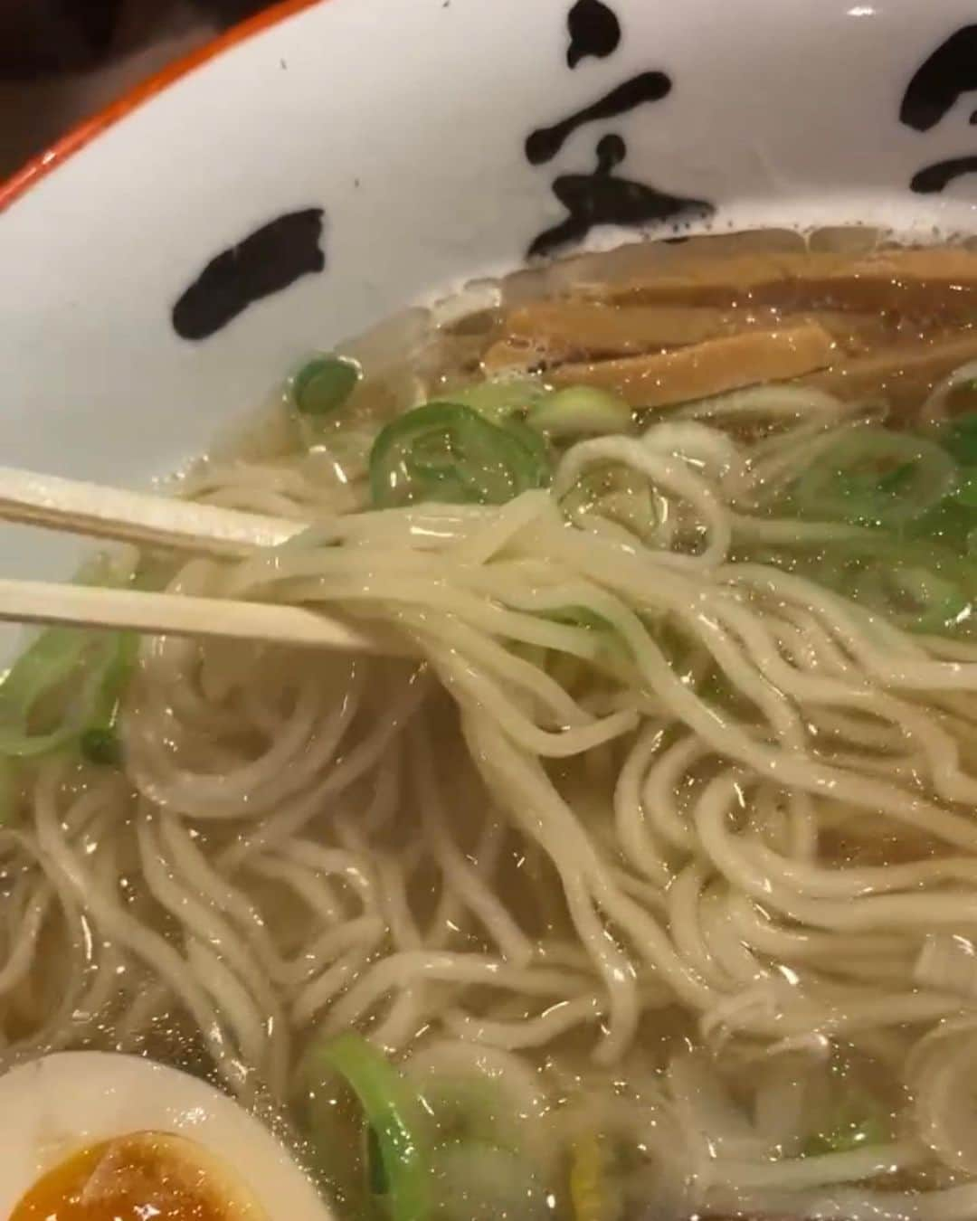 佐藤ミキさんのインスタグラム写真 - (佐藤ミキInstagram)「【函館麺や 一文字】 📍 北海道函館市湯川町２丁目１−３( #函館)  自家製麺にこだわった人気のラーメン屋さん🍜 スープのベースには丸鶏と南茅部産の昆布が贅沢に使われています🐓 塩ラーメンがあっさりだけど深みのある味で美味しかったです✨️   #佐藤ミキ  #北海道  #おすすめ」10月25日 19時58分 - satomiki_0929