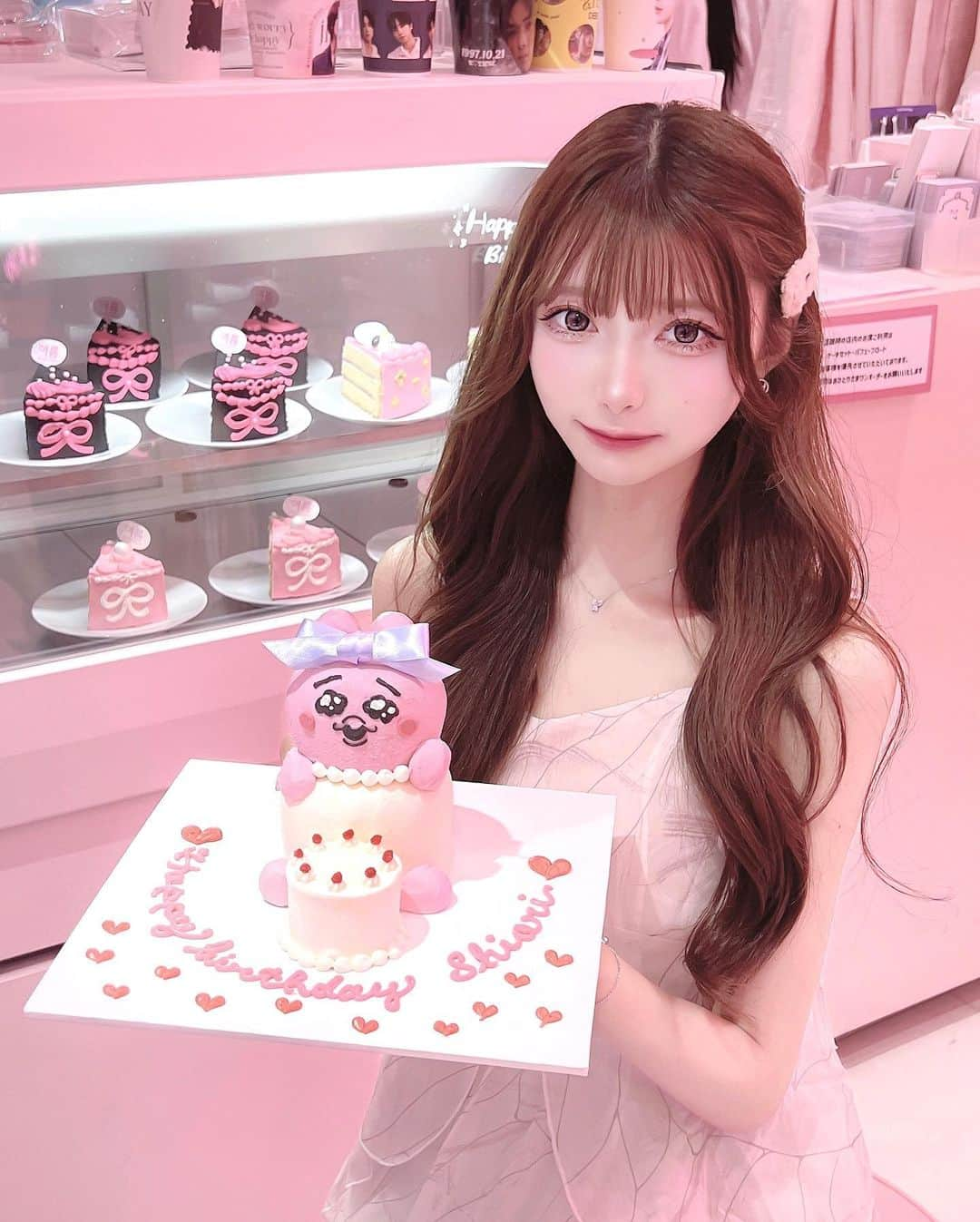 あやちゃんのインスタグラム：「おぱんちゅケーキ🎂💗💗 おぱんちゅ好きの友達の誕生日に 可愛いすぎるオーダーケーキ作って貰ったよ🥹🎀  🎂 @yolumbirthday   いつも理想のまんまに作ってくれるから 生誕やプレゼントにほんっとにおすすめ💖 めめのインスタ開設もついでにお祝いしちゃった🖤 これはカフェでアニバーサリープレート出してもらえるからdmで予約してね💕︎   🧁 @yolumlovesyou   #おぱんちゅうさぎケーキ #オーダーケーキ #バースデープレート #誕生日プレート #誕生日ケーキ #おぱんちゅうさぎ #おぱんちゅうさぎカフェ #バースデーケーキ #原宿カフェ #表参道カフェ #韓国カフェ #オタ活カフェ巡り #リボンケーキ #フレンチガーリー #ピンクカフェ」