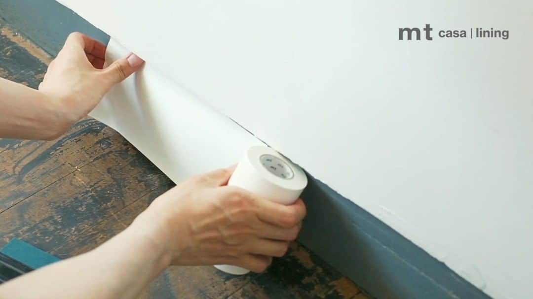 mt masking tapeのインスタグラム：「mt casa | lining 下地の色や柄をカバーして、 テープの発色をよくする下貼り用テープ。  濃い色の家具や壁、床をテープでアレンジしたいときに、白いペンキを塗るように、貼るだけで下地をカバーし、上から貼るテープの色柄を発色よく引き出します。 特におすすめなのが、白い壁の巾木のカラーチェンジ。貼るだけでカンタンにお部屋の印象を変えることができます。   ロールを少しずつ引き出し、スキージーかタオルで押さえて空気を抜きながら貼りすすめます。 白くカラーチェンジしたあと上から色柄のテープを貼ると下地を隠せます。最後はカッターで切り離します。   100mm幅と50mm幅の２タイプ、どちらも20m巻です。  すべてmt LIFE STOREにて販売中です！ https://shop.masking-tape.jp/products/list.php?category=60  Amazonにてお得な３巻セットも販売中です！  https://www.amazon.co.jp/LINING-3%E5%B7%BB%E3%82%BB%E3%83%83%E3%83%88-%E5%B9%85100mm-%E3%82%AB%E3%83%A2%E4%BA%95%E5%8A%A0%E5%B7%A5%E7%B4%99-%E3%83%9E%E3%82%B9%E3%82%AD%E3%83%B3%E3%82%B0%E3%83%86%E3%83%BC%E3%83%97/dp/B0BL32HJNN?ref_=ast_sto_dp  現在、mt casaを使ったイベントを兵庫県・淡路島にて開催中！イベントの詳細は、以下の専用アカウントをチェック！  ーーーーーーーーーーーーーーーーーーーー  貼ってはがせるTAPE DIYをはじめよう！  マスキングテープmtから生まれた、インテリア用テープシリーズ「mt casa」。 すべてに粘着剤が付いているので、養生やのりを使う必要がなく、はじめての方でも手軽にDIYを楽しめます。 貼ってはがせるから、賃貸ルームにも安心。壁・床・窓ガラス・家具など貼るだけでアレンジにできる、TAPE DIYでもっと自分らしく空間を彩りませんか。  現在、mt casaを使ったイベントを兵庫県・淡路島にて開催中！イベントの詳細は、以下の専用アカウントをチェック！@mt_maskingtape_event　  #マステ沼 #カモ井加工紙 #カモ井 #kamoi #mtマスキングテープ #mtmaskingtape #カモ井加工紙株式会社 #マステ好きな人と繋がりたい #文房具好きな人と繋がりたい #mtマステ #diy #簡単DAY #diy女子 #マスキングテープ活用法 #マステ活用法 #mtCASA #UVカット #マステ #壁紙テープ #巾木 #ライニング」
