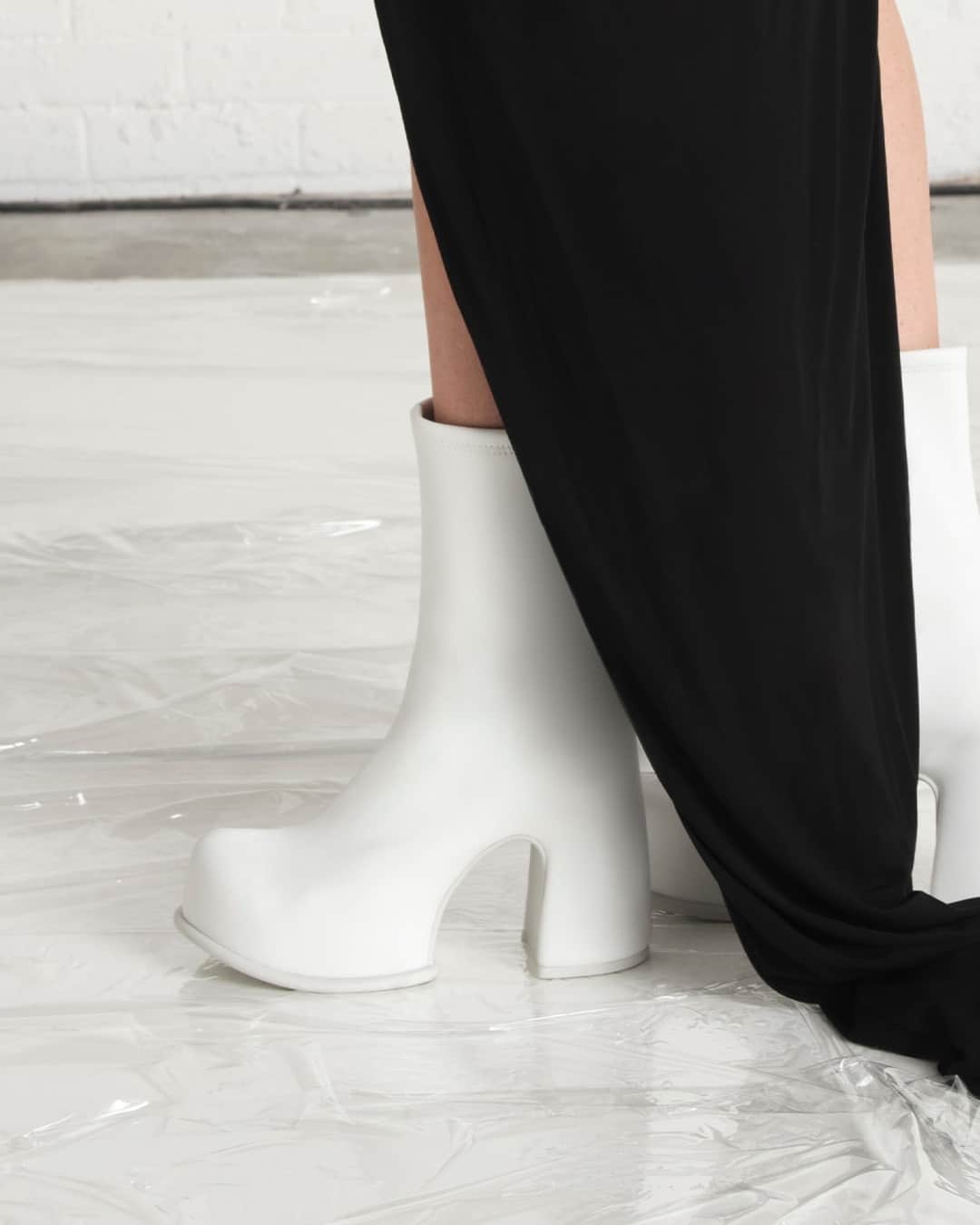 CHARLES & KEITH JAPAN CHARLES & KEITHのインスタグラム：「Whiteカラーのピクシー プラットフォームアンクルブーツは、ダークトーンの秋冬コーディネートの主役になること間違いなし。⁠ ⁠ @ Pixie ピクシー プラットフォームアンクルブーツ⁠ (Article No. CK1-91900002)⁠ ⁠ #CharlesKeithFW23⁠ #チャールズアンドキース」
