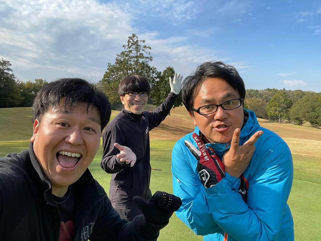 西井隆詞さんのインスタグラム写真 - (西井隆詞Instagram)「今日は朝4時出発で奈良へ アメザリ柳原さんとボルボル弓川と 7時スターティンでゴルフ⛳️して来ました 天気よくて最高でした‼️ スコアは136で最悪でした🤣 自衛隊のヘリ🚁とサーキットの車🚗の音が 凄くてスコア悪くなったなぁ…違うか‼️  #アメリカザリガニ柳原 さん #ボルトボルズ弓川 #ラジバンダリ西井 #奈良県  #白鳳カンツリークラブ  #18番ホールクセ強い #クラブ投げたり #ラジバンダリ #弓川クラブ忘れる #次のグループに拾われる #ゴルフ日和」10月25日 20時00分 - razibandari