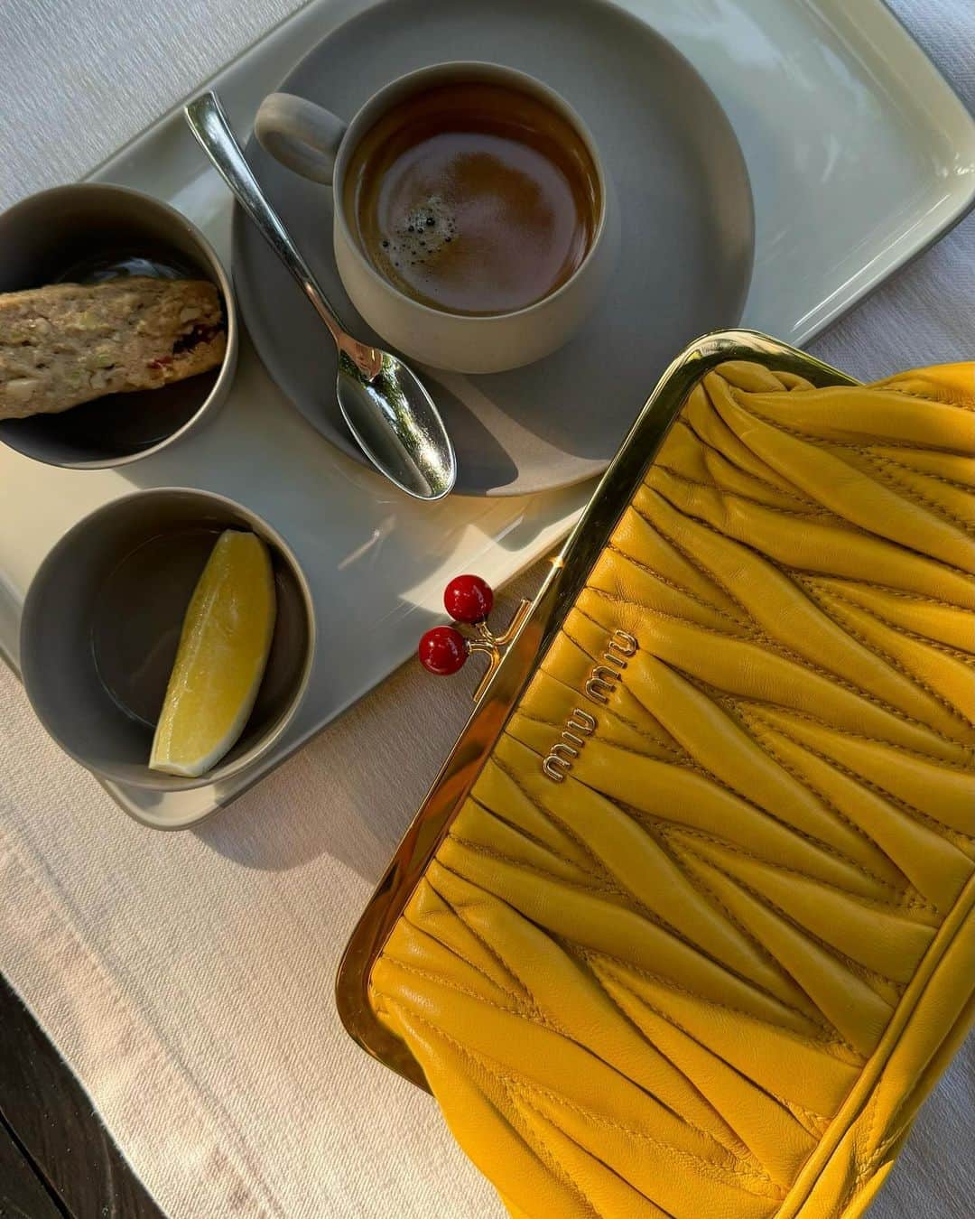 のインスタグラム：「Моменты счастья 💛 и каждый занят своим делом 🫧🛁🍨  Just a few joyous moments and everyone being up to something.  @joalimaldives you’ve captured our hearts once more ❣️ We will certainly be back to our beloved island」