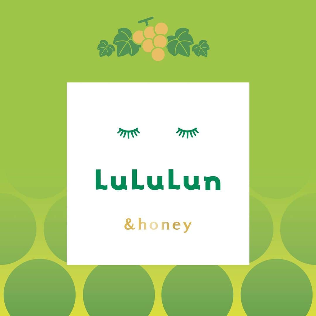 &honeyのインスタグラム：「💚＆honey×LuLuLunコラボ💚 数量限定で「旅するルルルン限定コラボパッケージデザイン」が新登場✨  旅するルルルンとコラボした限定の「シャインマスカットの香り」💚 まるで本物のような甘いマスカットの香りが爽やかに広がります🫧  このセットでしか手に入らない「旅するルルルン」の オリジナルフェイスマスクも付いてきます✨  是非店頭でチェックしてみて下さい👀✨  #andhoney #アンドハニー #はちみつ美容 #うるつや髪 #オーガニックシャンプー #オーガニックヘアケア #はちみつシャンプー #はちみつ美容 #ヘアケアグッズ #美髪ケア #香りのある暮らし #数量限定 #マスカット #ルルルン #旅するルルルン」