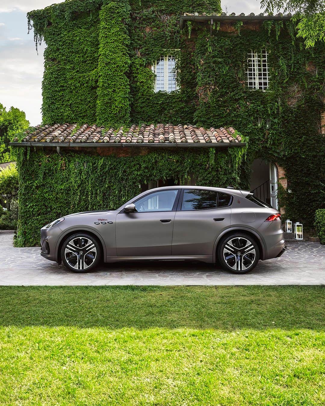 Maserati Japan | マセラティ ジャパンのインスタグラム：「コスモポリタンでモダン。イタリアン、そしてタイムレス。新型グレカーレは創造力の傑作です。  全国のマセラティ正規ディーラーにて試乗車をご用意しております。この機会に是非ショールームにお立ち寄りください。 ＊試乗車の状況はショールーム毎に異なります。  詳しくはお近くの正規ディーラーへお問い合わせください。 https://www.maserati.com/jp/ja/models/grecale  #Maserati #マセラティ #MaseratiJapan #マセラティジャパン #Grecale #グレカーレ #EverydayExceptional」