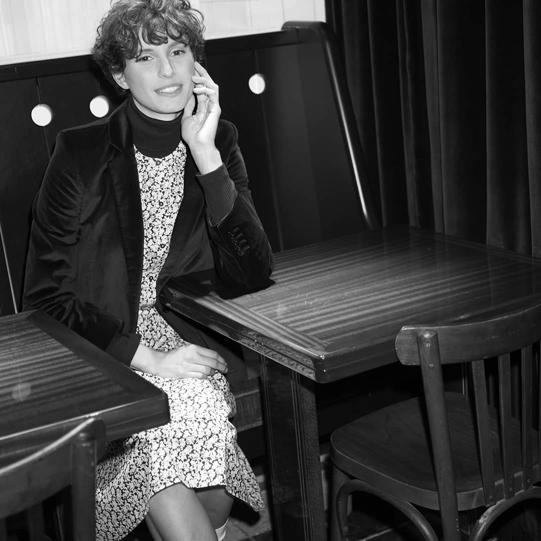 イネスドゥラフレサンジュのインスタグラム：「Pause café. Veste Bruna noire Top Matthieu noir Blouse Joséphine imprimé - Coffee break. Black Bruna jacket Black Matthieu top Joséphine printed blouse  @hotelchateauvoltaire  #inesdelafressange #inesdelafressangeparis #fallwinter2023 #parisianchic」