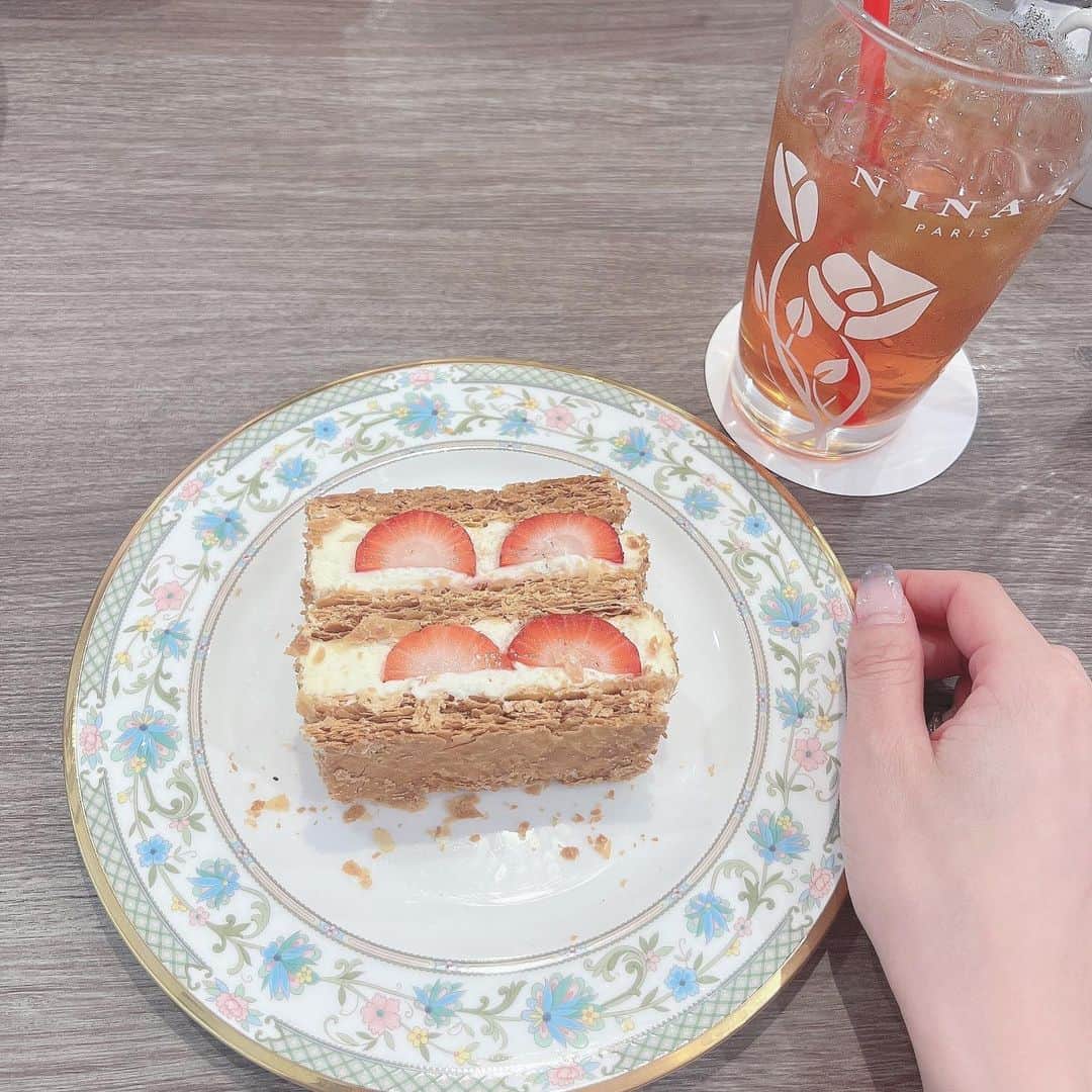 服部有菜のインスタグラム：「. 初めて #ninasparis に☕️🤍 ご飯もケーキも色んな種類があってまた行きたい〜🌷 . . #新宿カフェ #ミルフィーユ」