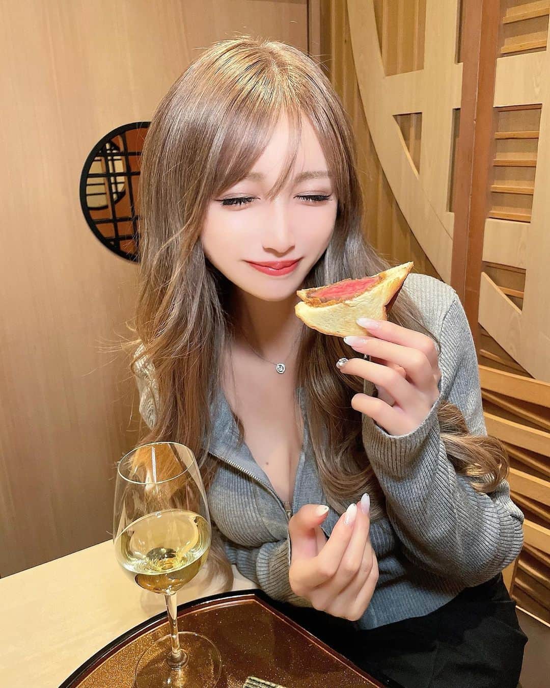 さーぽんのインスタグラム：「久しぶりの西麻布のけんしろう♡ お肉もカツサンドもちょー美味しい😭💕  こんなに豪華なコースが8,800円なの🥺満足度高すぎ！また行く♡  #西麻布けんしろう#pr #けんしろう #焼肉 #西麻布 #都内焼肉」
