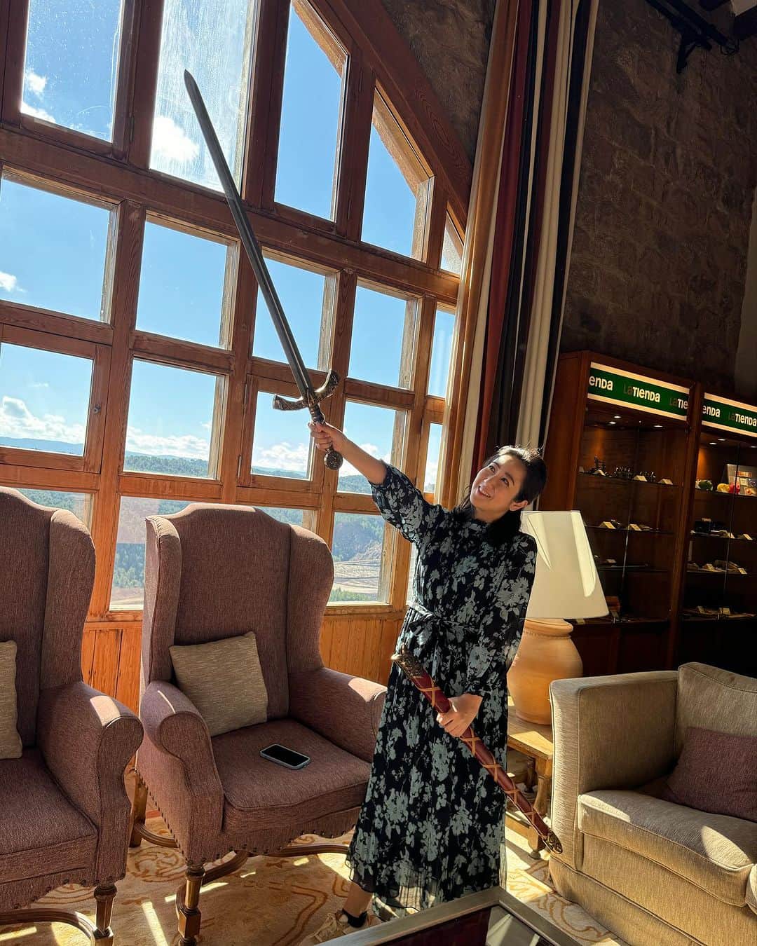 荒尾茉紀さんのインスタグラム写真 - (荒尾茉紀Instagram)「その昔、お姫様が幽閉されていたお城🏰 今はホテルになっていて、712号室に出るとか出ないとか。ちなみに私は711号室でした（笑）  撮影スポット満載で、自分大好き人間のような写真になってしまったけれど、これもきっとお姫様の仕業👸恐ろしや❤️  ちなみに剣は135ユーロで売ってます🗡️  #spain #castle #castlehotel #cardona #paradordecardona  #スペイン #お城 #お城ホテル #キャッスルホテル #カルドナ #パラドールデカルドナ」10月25日 20時04分 - maki.arao