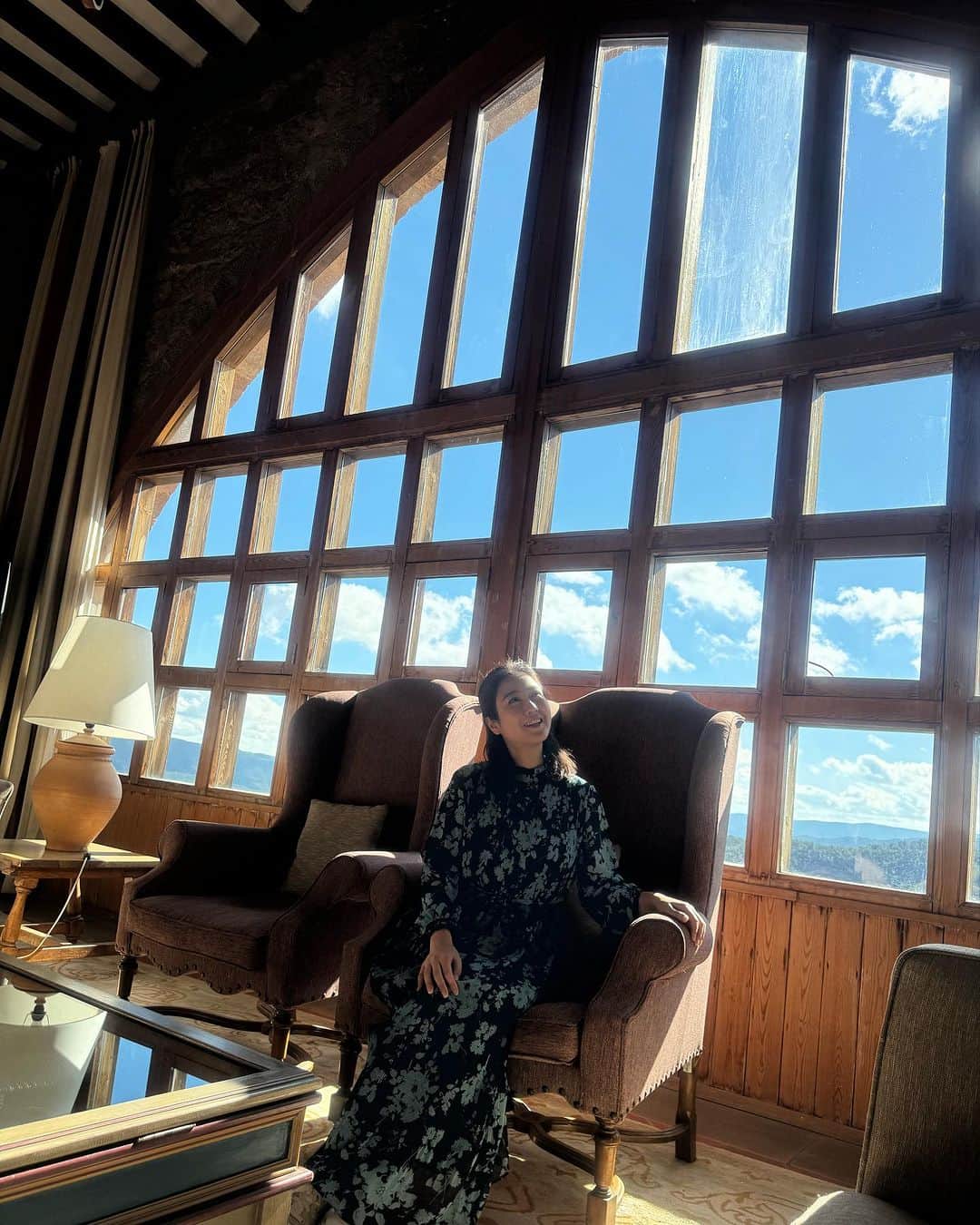 荒尾茉紀さんのインスタグラム写真 - (荒尾茉紀Instagram)「その昔、お姫様が幽閉されていたお城🏰 今はホテルになっていて、712号室に出るとか出ないとか。ちなみに私は711号室でした（笑）  撮影スポット満載で、自分大好き人間のような写真になってしまったけれど、これもきっとお姫様の仕業👸恐ろしや❤️  ちなみに剣は135ユーロで売ってます🗡️  #spain #castle #castlehotel #cardona #paradordecardona  #スペイン #お城 #お城ホテル #キャッスルホテル #カルドナ #パラドールデカルドナ」10月25日 20時04分 - maki.arao