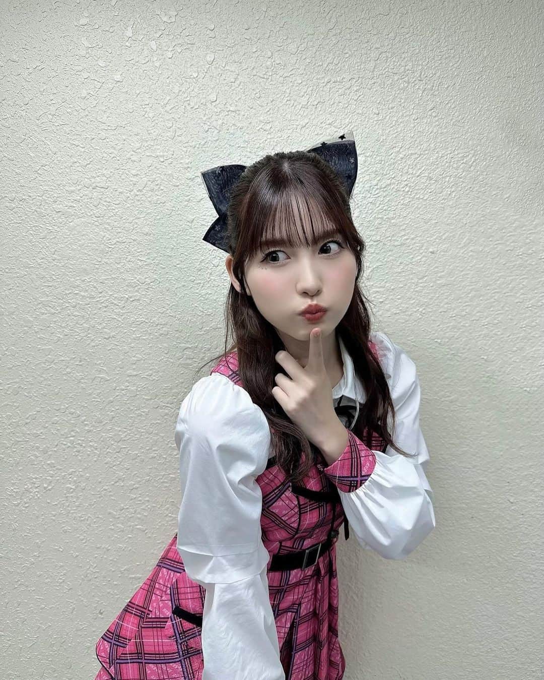 谷口めぐのインスタグラム：「.  新衣装〜💖 髪飾りの大きいリボンと衣装の形がお気に入り♥♥  素敵な衣装をありがとうございます💖   #AKB48 #新衣装   #オサレカンパニー」