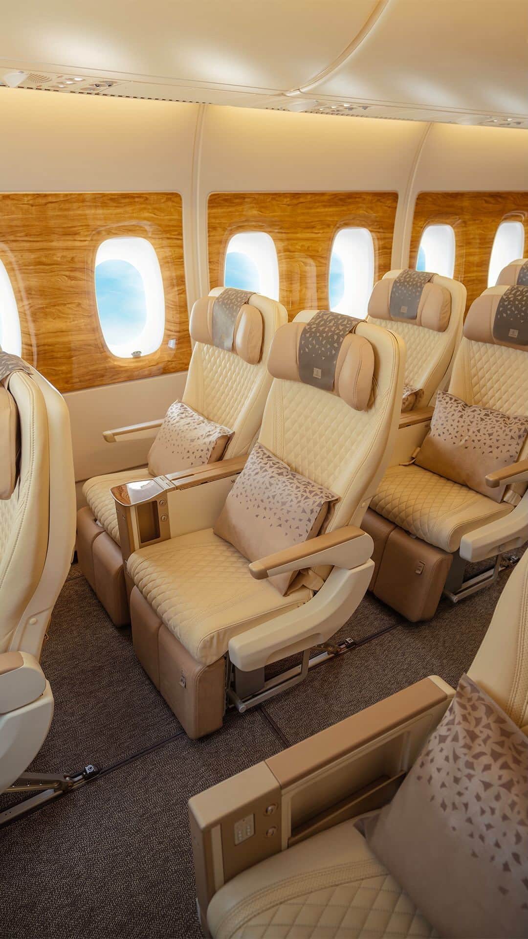 エミレーツ航空のインスタグラム：「With Premium Economy, the greatest comfort comes from the finest details.  #Emirates #FlyBetter」