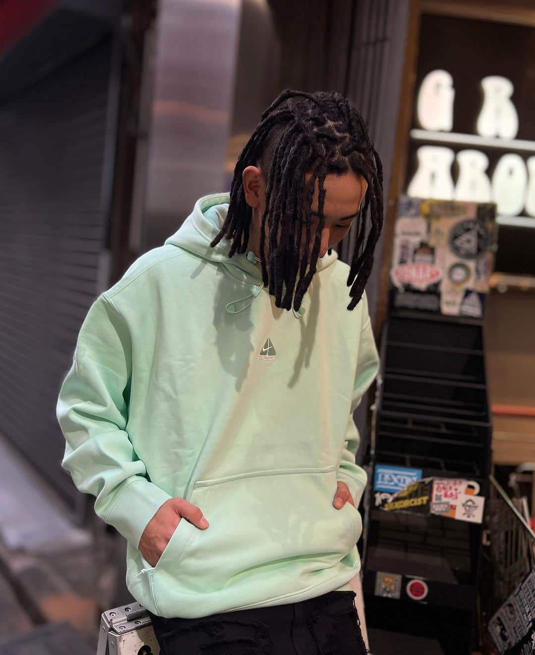 GROW AROUNDのインスタグラム：「#growaroundnewarrivals   NIKE  ACG THERMA-FIT FLEECE PULLOVER HOODIE  人気のNIKE ACGから新色の入荷です✨  保温性・防風性だけでなく高密度かつ軽量でゆったりとした着心地が特徴です🤝  WEB UPも完了しております✔︎」