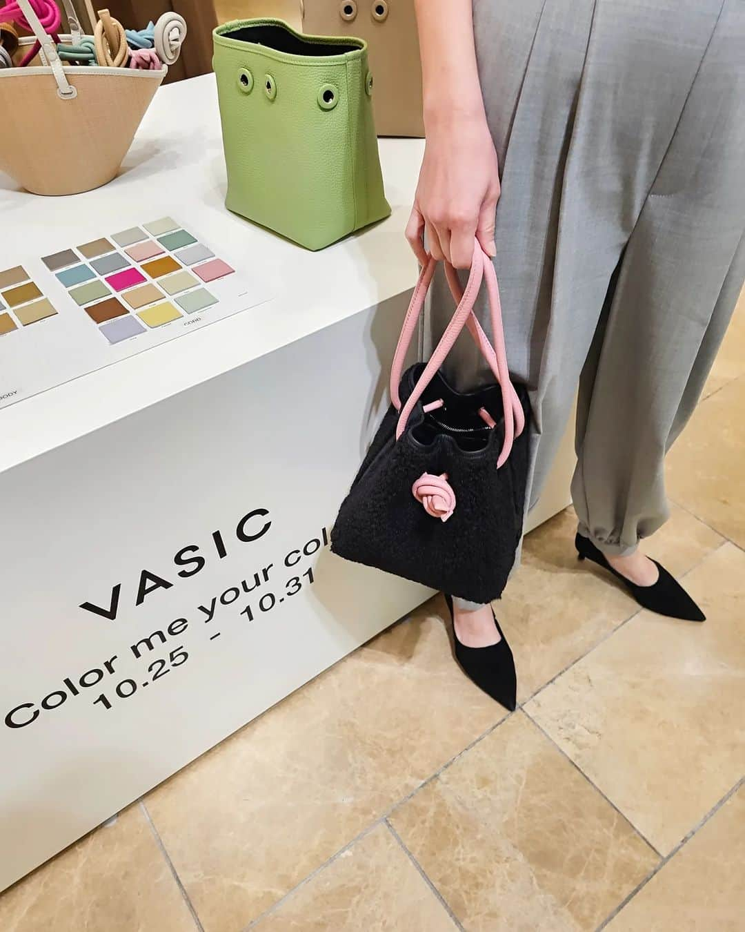 佐藤純さんのインスタグラム写真 - (佐藤純Instagram)「大好きすぎていろいろなカラーを持ってるVASIC👜  @vasic_japan   今日10/25(水)から10/31(火)までの7日間、銀座三越1階 GINZA ステージにてPOP-UP EVENT  『Color me your clolor』を開催中😊  @ginza_mitsukoshi  VASICで一番人気の"BOND MINI"に自分の好きなカラーのコード(紐)を組み合わせて自分だけのVASICにできちゃうイベント👜💕  もちろん、バッグのカラーのコードもついてくるよ😉  今回、三越限定のエコファー素材のBOND MINIが登場✨  私はこのエコファー素材のブラックにピンクのコードにしました💕  めっちゃ可愛くないですか？😍  最後の動画は、自分でコードを変える時にきれいに結べるコツを教えてもらったよ😉  (このブラックも私の私物だよ～👜これもお気に入りVASICです❤)  #PR #VASIC  #vasicjapan  #ヴァジック #colormeyourcolor #cmyc #bondmini #ママ #ママモデル #モデル #mama #mamamodel #model」10月25日 20時07分 - junsatoidea