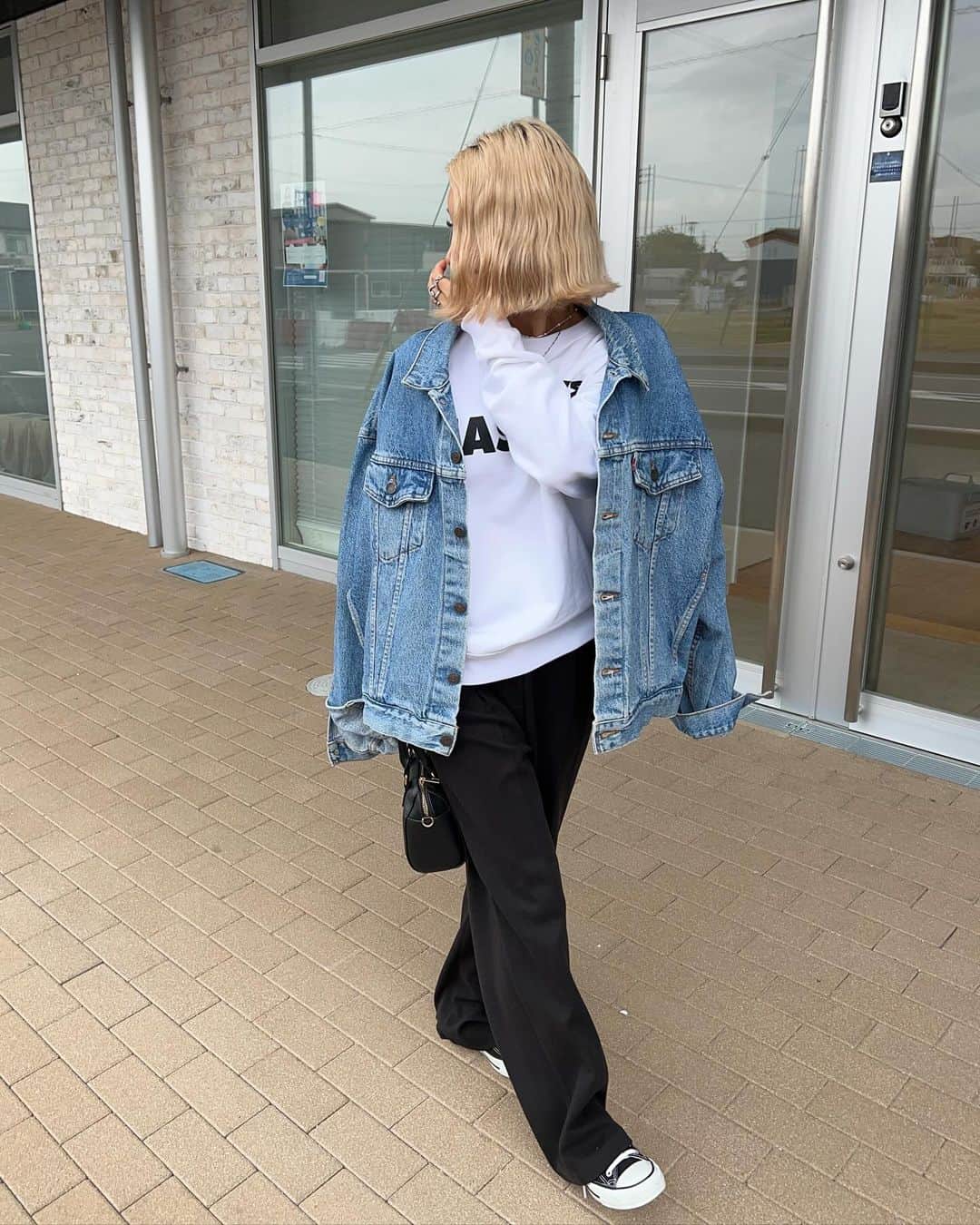 annaさんのインスタグラム写真 - (annaInstagram)「.  最近はオーバーすぎないスウェットも 好きになってきてる🤍🤍 @mivialoca のスウェットがちょうど良すぎて 3枚もgetしてしまったよ😂❤️‍🔥 そのうちの1枚がこちら💁🏼‍♀️  ホワイトにブラックロゴ可愛すぎんか🫶  jacket ⋆ #vintagelevis  tops ⋆ @mivialoca  pants ⋆ @dholic_official  bag ⋆ @momentplus.official  shoes ⋆ @converse   #冬コーデ#秋コーデ#カジュアルコーデ#大人カジュアルコーデ#オトナカジュアルコーデ#ゆるコーデ#158cmコーデ#骨格ナチュラルコーデ#きょこ#30代ファッション#30代コーデ#パンツコーデ#スウェットコーデ#デニムジャケット」10月25日 20時16分 - 12anna23