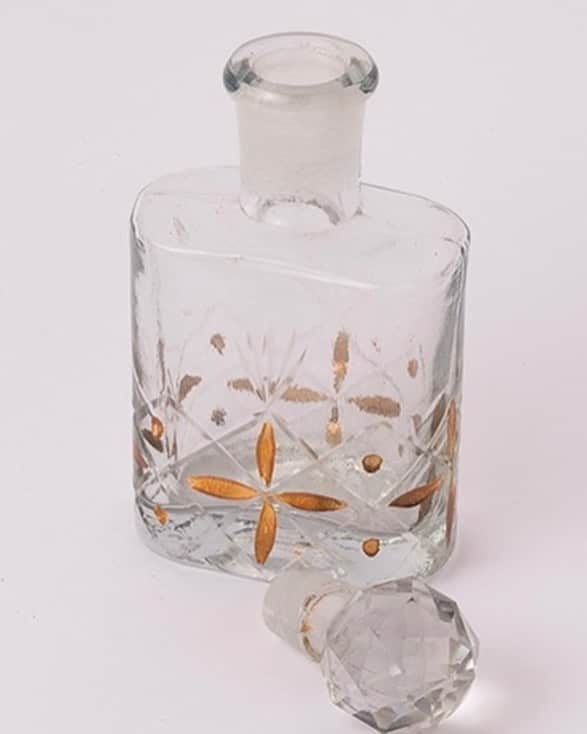 ヴェルニカさんのインスタグラム写真 - (ヴェルニカInstagram)「-Cut glass perfume bottle-  香水瓶としてはもちろん、 一輪挿しとしてもお使いいただける カットガラスのボトル。  多面体にカットを施したボールトップが、 光を受けて美しく輝きます。  It can be used as a perfume bottle, also that can be used as a flower vase.  The polyhedral cut glass ball top shines beautifully when it catches the light.」10月25日 20時17分 - velnica_japan