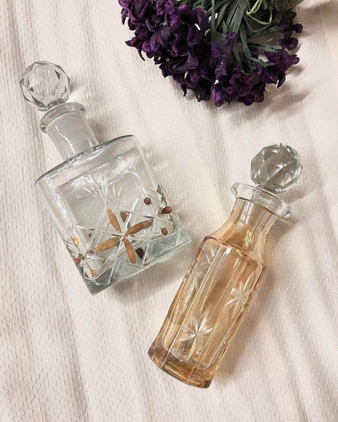 ヴェルニカさんのインスタグラム写真 - (ヴェルニカInstagram)「-Cut glass perfume bottle-  香水瓶としてはもちろん、 一輪挿しとしてもお使いいただける カットガラスのボトル。  多面体にカットを施したボールトップが、 光を受けて美しく輝きます。  It can be used as a perfume bottle, also that can be used as a flower vase.  The polyhedral cut glass ball top shines beautifully when it catches the light.」10月25日 20時17分 - velnica_japan