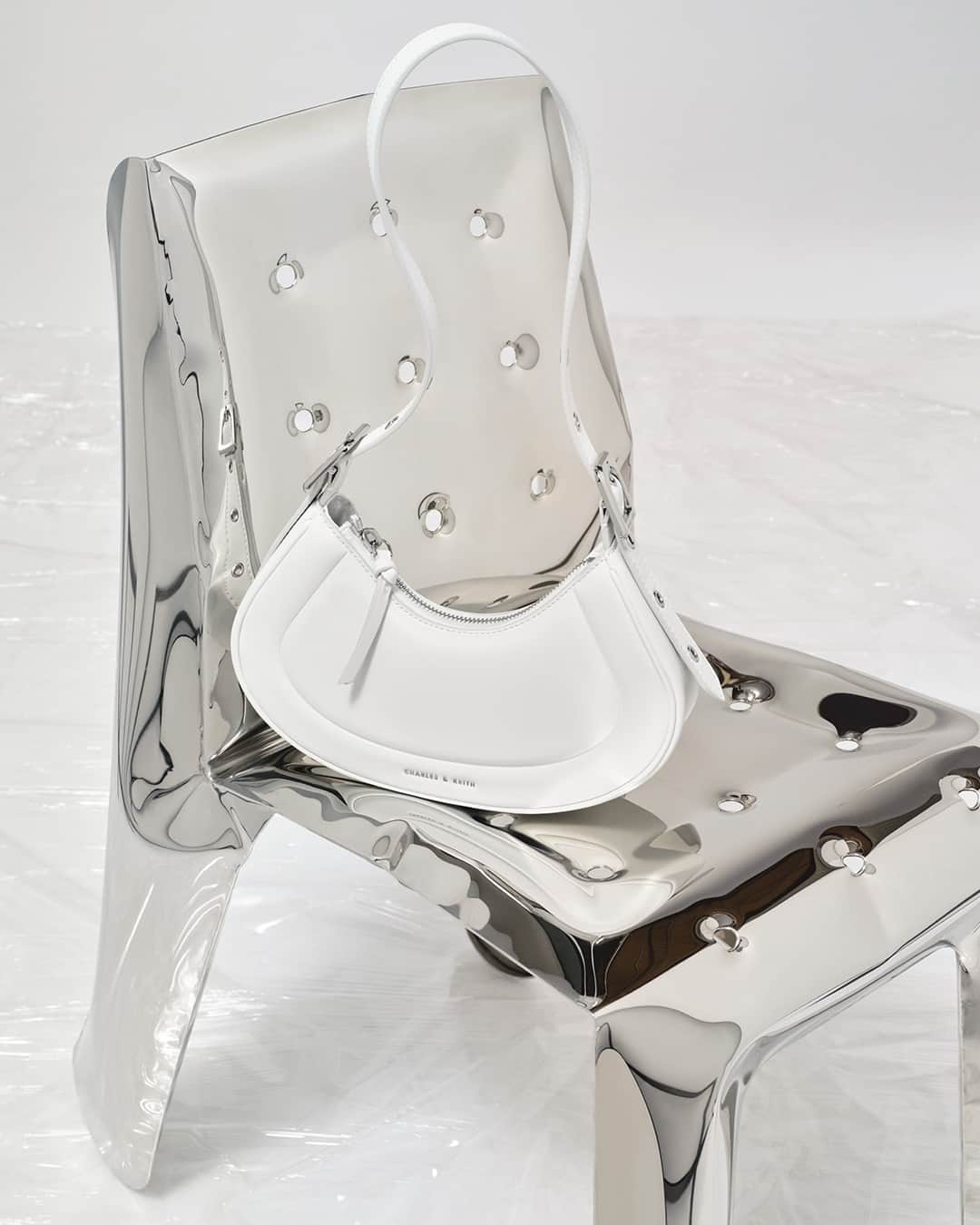 CHARLES & KEITH JAPAN CHARLES & KEITHのインスタグラム：「クリーンなWhiteカラーのPetraペトラのカーブショルダーバッグは、コンテンポラリーで洗練されたコンパクトなデイリーアイテム。⁠ ⁠ @ Petra ペトラ カーブショルダーバッグ⁠ (Article No. CK2-20271258)⁠ ⁠ #CharlesKeithFW23⁠ #チャールズアンドキース」