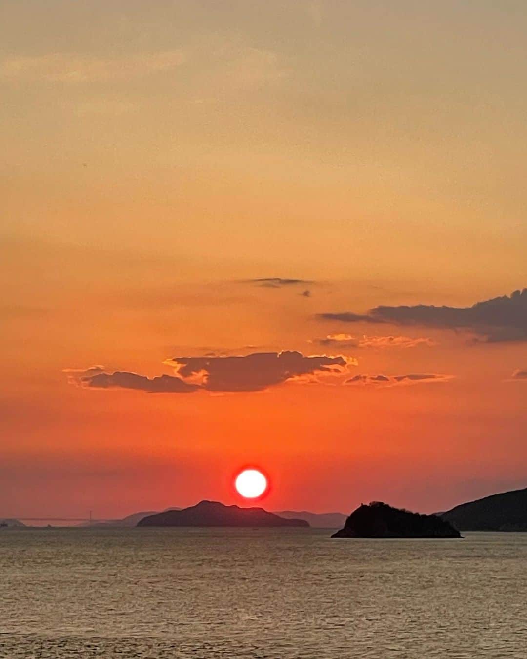 真飛聖のインスタグラム：「綺麗✨  とある番組の ロケに来ています。  綺麗な瞬間が 沢山ある時間ばかり・・・ 心もお腹も 満たされておりますです、はい。 とっても良いところなので 早くお知らせしたいのですが、 もう少し 待っててくださいね✨  その前に、『美しいの お裾分け』だよ♡」