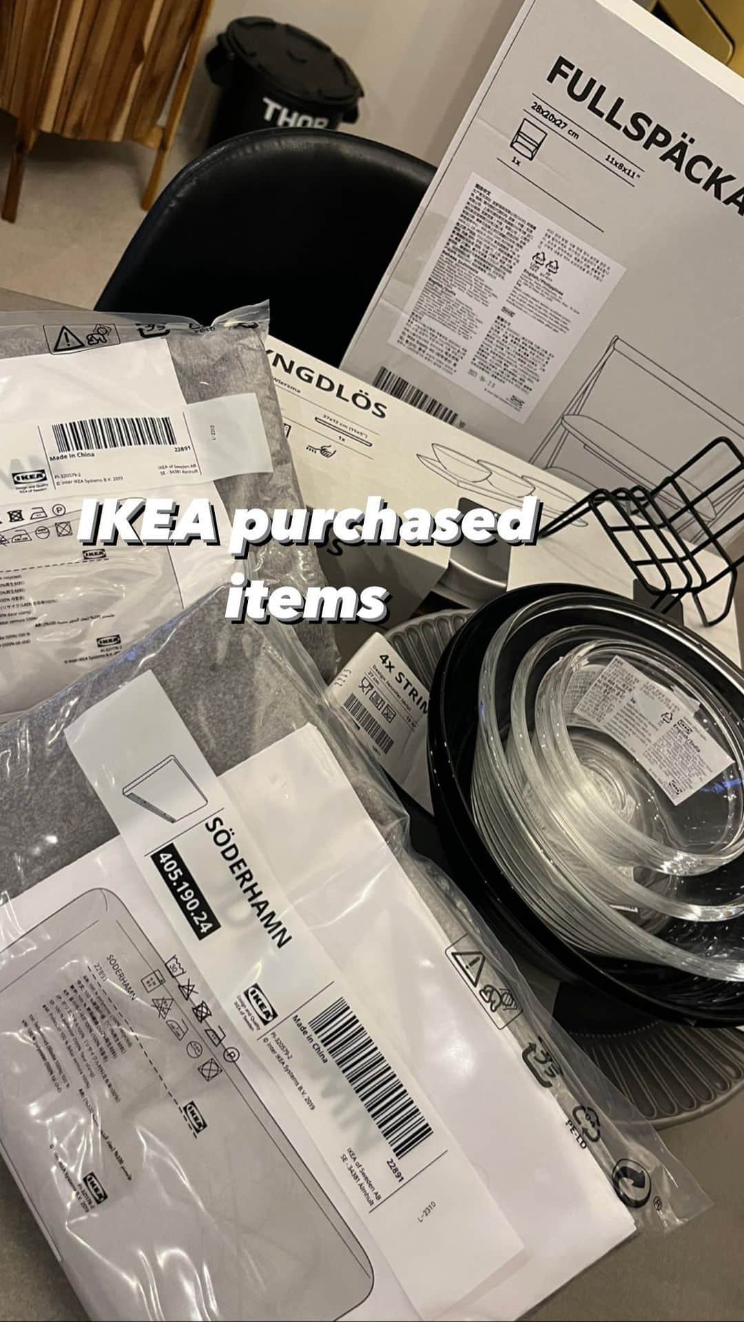 NANAのインスタグラム：「IKEA購入品🛒💭  ソファーカバーと食器少し😊木の2段のやつはせなが可愛い♡マミーテーブルコーデに使えそうじゃんって買ってくれました☺️  あと椅子のフォルムの携帯置きや、まさに昨日ガラスのボールを割ってしまったからサイズ違いでガラスボール🥣  ブラックの深皿やグレーのプレート皿🍽IKEAの食器も毎回可愛いから買うものしぼるのに毎回悩む…🤔💬  他にもいくつか欲しいのあったけど我慢したよ！  ひなせがいたらクリスマスグッズ買わされてたんだろうけどせなと2人だと本当に買い物が早い🤣  あとせなはワンコに沢山ぬいぐるみ買ってた😆  やっぱりIKEAってワクワクして行くだけで楽しいね🚗³₃  #lifestyle#ikea購入品#ikea#ikea港北#イケア#イケア購入品」