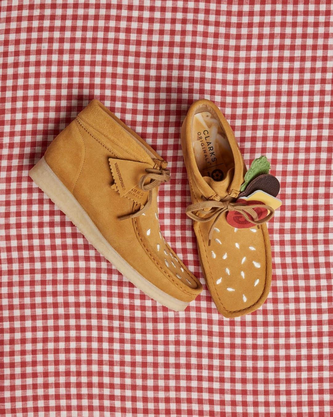 アトモスのインスタグラム：「. Clarks x Vandy The Pink Wallabee Boot   シューズとファッションの独創的なクリエイティブで知られるヴァンディ・ザ・ピンクは、韓国で生まれ育ちの米国バージニアを拠点とするデザイナー兼スラッシュアーティスト。豊かな文化的背景を活かして、長く変わらぬ良さ持つクラークス オリジナルズのワラビーを大胆な発想で再解釈して表現しています。今回のコンセプトは、ハンバーガー。バンズをスエードで表現、フォブを使いハンバーガーの中身を表現するなど、遊び心とワラビーの良さを活かしたアイコニックなモデルです。本商品は10月27日(金)よりatmos オンラインにて発売致します。  Known for his unique creativity in shoes and fashion, Vandy the Pink is a designer and slash artist born and raised in South Korea and based in Virginia, USA. Taking advantage of our rich cultural background, we have reinterpreted the Clarks Originals wallaby, which has a timeless quality, with bold ideas. The concept this time is hamburger. This is an iconic model that takes advantage of the playfulness and goodness of the wallaby, such as expressing the buns with suede and using the fob to express the contents of the hamburger. This product will be on sale from October 27th (Friday) at atmos online.  #atmos #clarks #vandythepink」