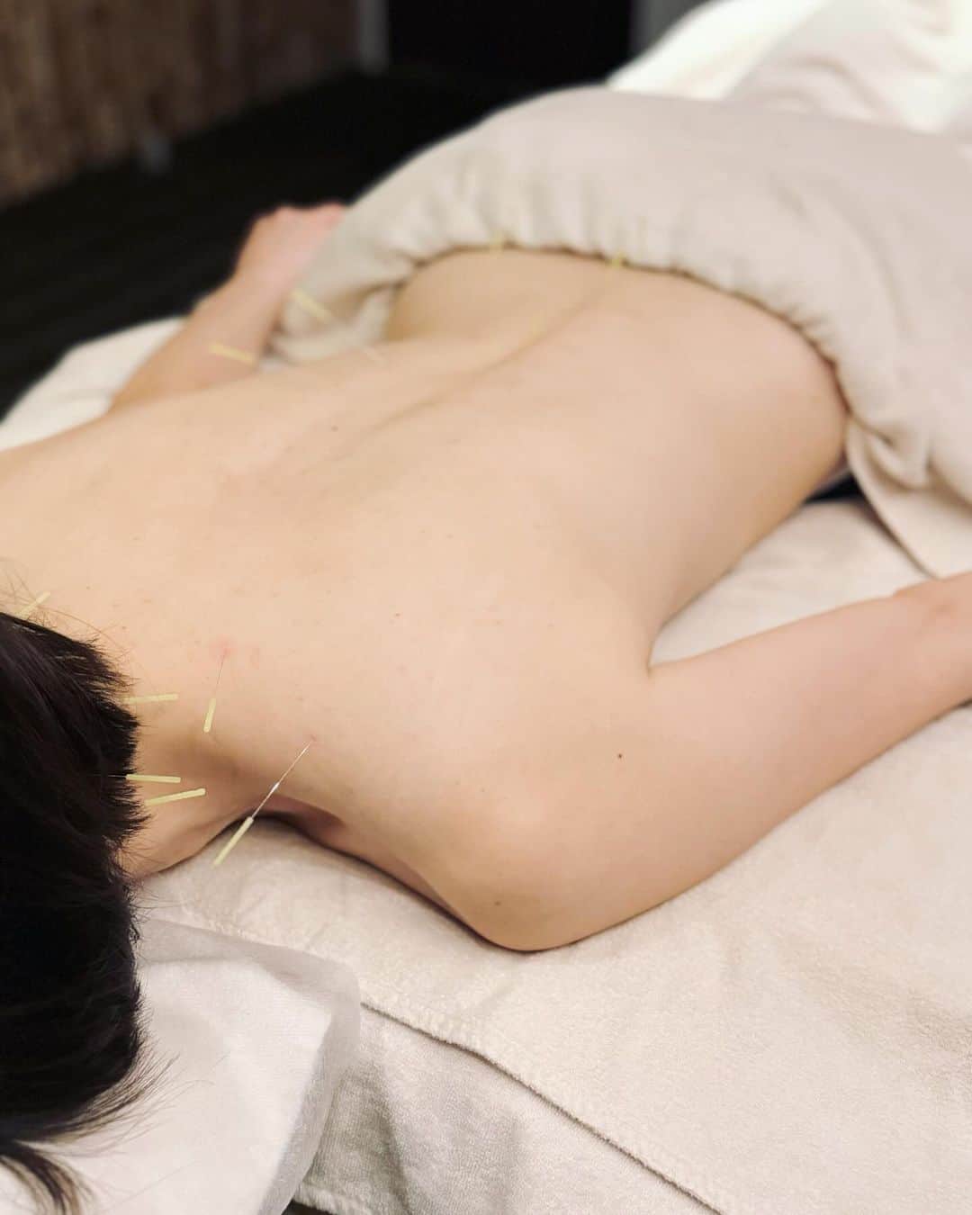 前田紀至子さんのインスタグラム写真 - (前田紀至子Instagram)「「おすすめのトリートメントは？」と聞かれたら被せ気味にヨンカ！と即答するようになってはや数年。  この前も @arata.dance くんからの質問に即答して、即予約してくれた事で羨ましくなって私も追っかけ予約&トリートメントしてきました。  結論としてはやっぱり行って良かった。 秋特有の低迷肌に比例して落ち切っていた気持ちも肌の回復と共に上昇傾向。 そりゃあ美容医療みたいに目に見えて何かが変わる、というのとはまた違うかもしれませんが、ヨンカを境に肌が本来の感覚を思い出してくれて、地力が回復する感覚に歓びを覚えています。  「皺もほうれい線も無いのは無いで不自然じゃない？」と思ってしまうタイプの私は（個人の好みではあるという大前提のもと）出来る限り自分自身の肌本来のポテンシャルと共に、老いながらも美容を楽しむ方の道を選びたいなと改めて思っています。  因みに先週ヨンカを訪れた際に鍼も同時に受けられることを知り（そうです私は鍼灸大好き）、トリートメントと鍼、別々に予約して別々に時間を工面するくらいなら同時に受けられるのとても良くない？と目から鱗。  先週はフェイシャル、今週はボディ&鍼と2週連続でヨンカというなかなかの贅沢な日々となりました。 しかし肌と体のコンディションは見違えたし、頑張って働くぞ！というモチベーションが上がったので実質無料どころか得した気分。  そういう意味でも私のパワースポットです。  #yonka#ヨンカ#鍼#レスパスヨンカ」10月25日 20時13分 - ki45m