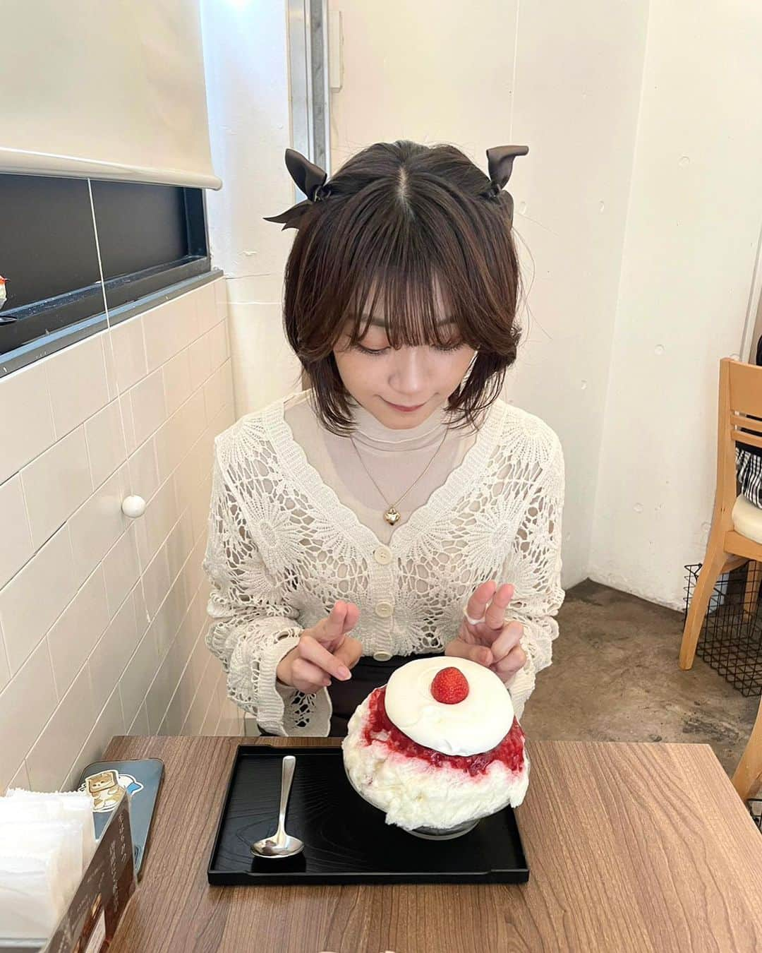 板倉可奈さんのインスタグラム写真 - (板倉可奈Instagram)「秋かき氷してきたよ🍓  氷のふわふわで本当にショートケーキみたいで美味しかった🫶🏻  #サカノウエカフェ  #kanacolor」10月25日 20時14分 - kn.sii.i