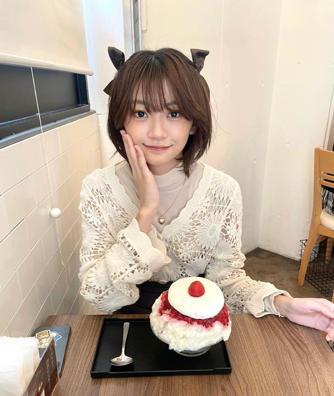 板倉可奈のインスタグラム：「秋かき氷してきたよ🍓  氷のふわふわで本当にショートケーキみたいで美味しかった🫶🏻  #サカノウエカフェ  #kanacolor」