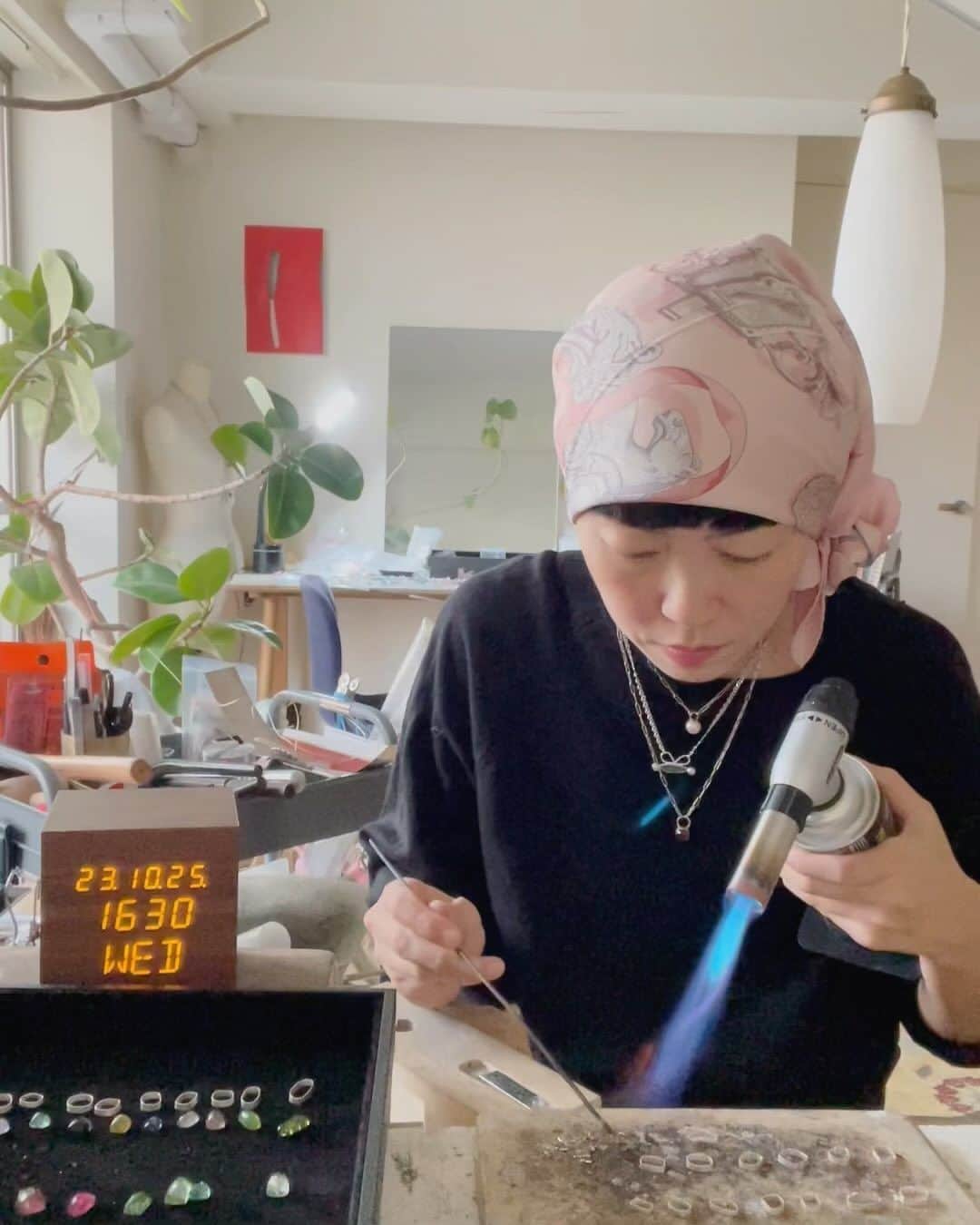 のインスタグラム：「よしよ工房からこんばんは。新しい石のお家作っています。1石1石に合わせて形取ったものをつなげていく作業、今回はどんな感じでできるかな。楽しみ♩ それでも生きていくシリーズです  #工房より #工房  #製作 #製作活動  #製作中  #手工製作  @petiterobenoire_official  #silver950 #silverearrings #シルバーイヤリング #シルバージュエリー  #シルバーアクセ  #ジュエリー好き  #日々の記録 #silverjewelry #silverjewels  #silversmiths #silversmithing #パール #パールネックレス #pearl #pearlnecklace #pearlnecklaces」