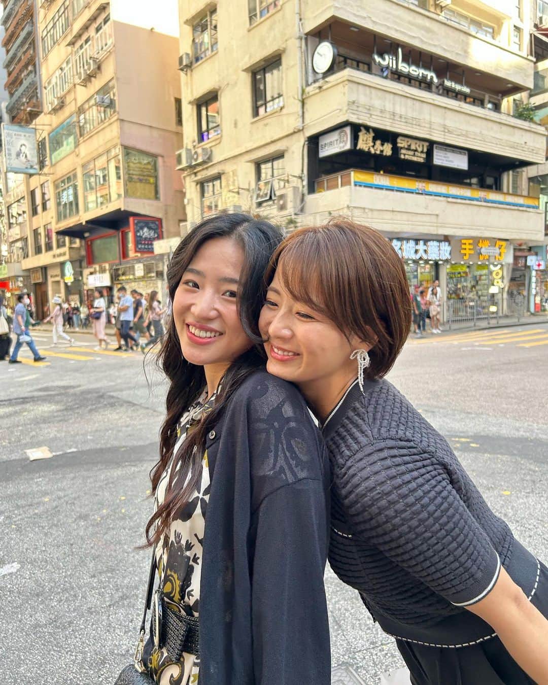 仲川遥香のインスタグラム：「香港女子旅楽しかったなー🇭🇰 なっちゃんと毎年旅行できて✈️本当に楽しいし嬉しい🤭💓 来年も行けますよーに🥹  girl'strip in HongKong🇭🇰 Tahun ini juga bisa jalan2 sama @natsuminsta528 senang banget💖 Semoga tahun depan juga bisa jalan2 ya😆🫶🏻  #indonesia #jakarta #hongkong #girlstrip #ジャカルタ生活 #香港 #女子旅 #仲川遥香」