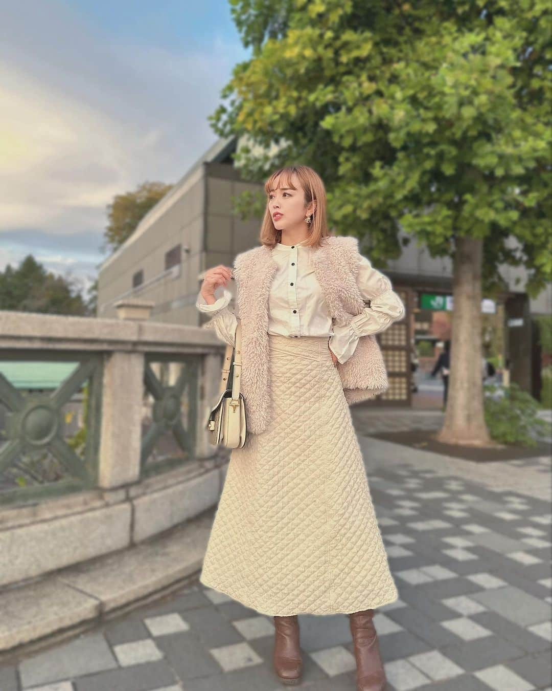 板橋瑠美のインスタグラム：「久々本日のootd✨  今日はsnidelさんの展示会へ行ってきたので、 今期のsnidelさんのファーベストを♡^ ^  来年の春夏のsnidel可愛かったーー❤️  届くのが楽しみ^ ^  シャツの袖の形も、スカートのシルエットも全部全部お気に入り❤️  ファーベスト　@snidel_official  シャツ　@plusme_official  スカート　@resexxy_official  Bag ＠gucci ブーツ　@murua_official」