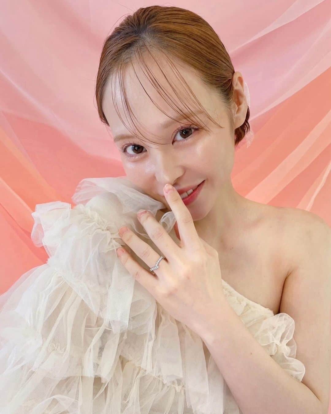 R E R Eのインスタグラム：「🤍  とってもキュートな空間と 可愛過ぎる ヘア＆メイク💄🤍  ありがとございました📷🍒  hair : @yamada_ambos  make : @nahomi__hairmake  . . .  #ヘアカラー#ヘアアレンジ#美肌#浜松#メイク#コスメ」
