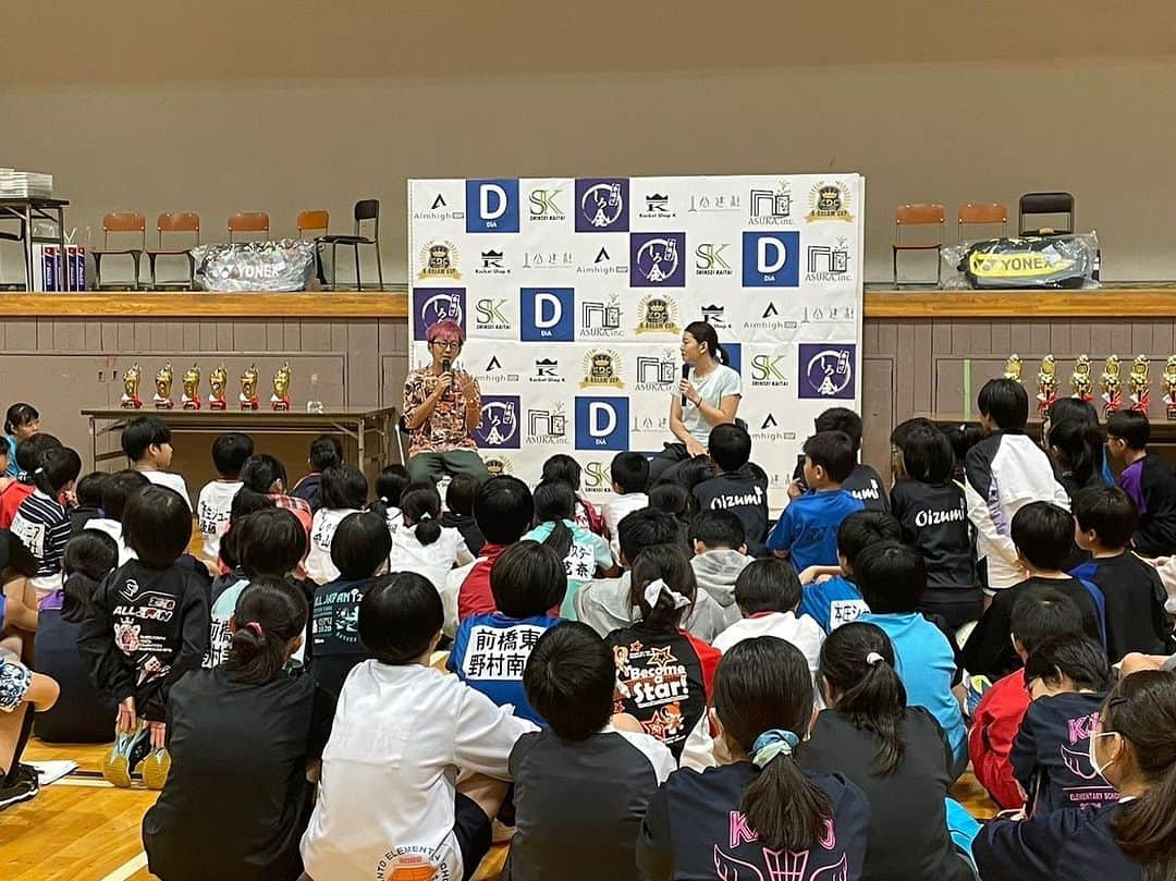 髙橋礼華のインスタグラム：「. . 10/22に群馬県の小学校4〜6年生の大会、K-DREAMCUPにゲストとして参加させていただきました☺️ . . お昼にトークショー、エキシビジョンマッチをやらせていただきそのあとは試合を見学させてもらいました👀🏸 . . アカデミーをやらせてもらってから自分の中で小学生に対する見方がすごく変わったのと、この子と奈良の子達が対戦したらどうなるだろう？とかいつか対戦できるかなとか考えるようになり気付いたことは藤井さんにもすぐ共有したりとアカデミーや指導に対する想いが強くなってきました✨ . . 小学生に向けて教えるのが私はすごく楽しいし、やりがいを感じています☺️ . こういう活動は積極的に続けていきたいですね🩷 . . 久しぶりにユニシス時代の後輩、蒼にも会えました🥰✨ 蒼がお母さんだなんて変な感じだったけど相変わらずで嬉しかったです❤️ またゆっくり会いたいなぁ😌 . . 群馬県の皆様ありがとうございました🙇‍♀️🙇‍♀️ . #kdreamcup #群馬県」