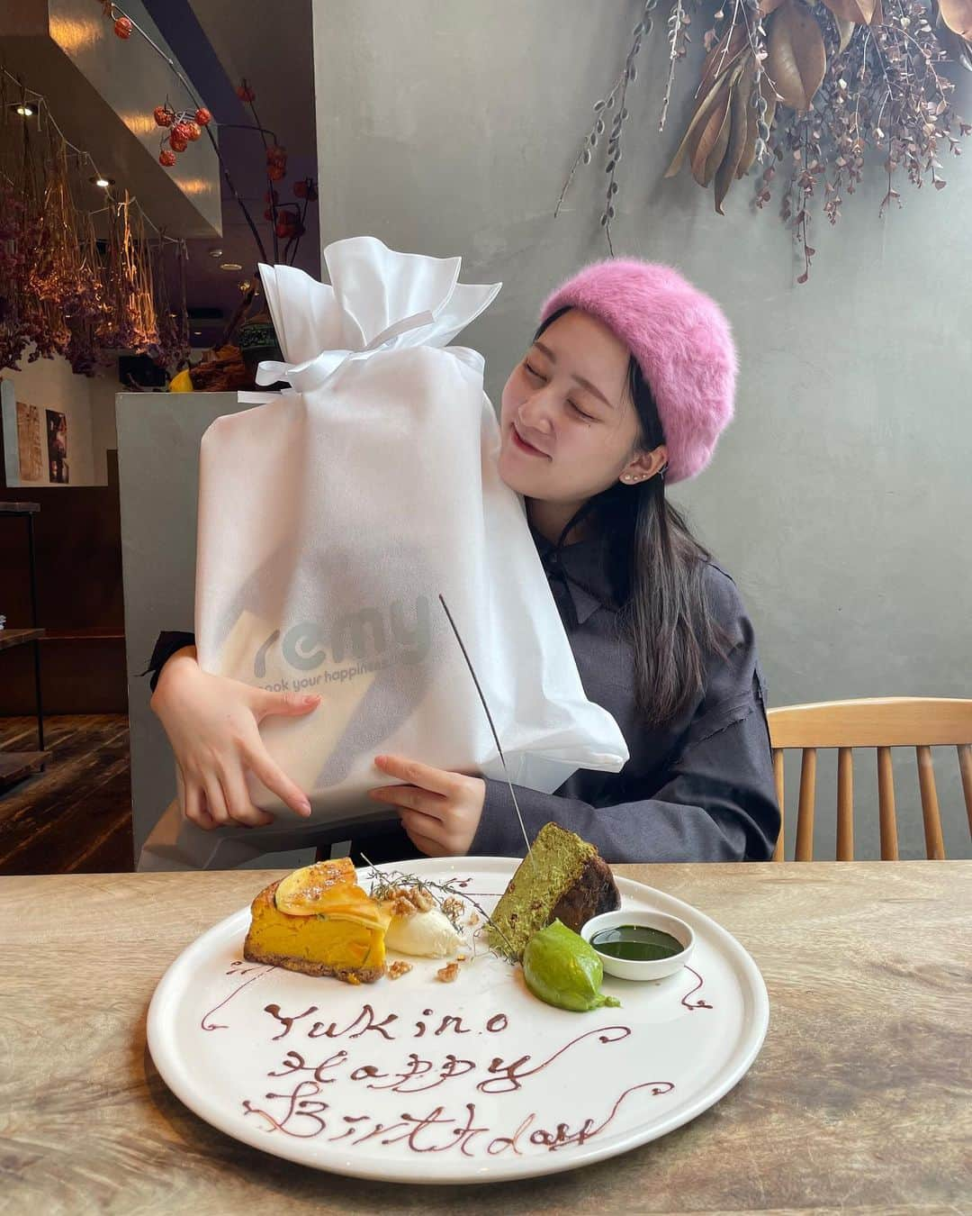 白井琴望さんのインスタグラム写真 - (白井琴望Instagram)「Happy Birthday my sis🥰  遅くなったけどやっとお祝いできた！ フライパンプレゼントしたよ🥰 私に美味しいご飯作ってね🥰（？）」10月25日 20時19分 - _shirai_kotono