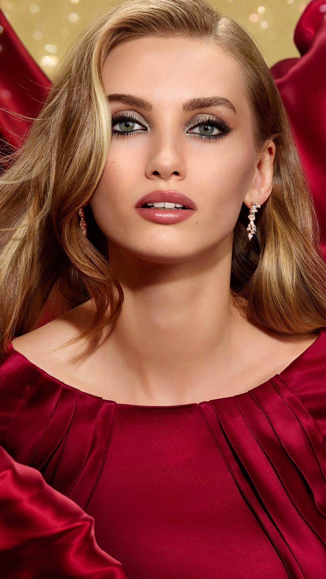 KIKO MILANOのインスタグラム：「As the lights go out, a hush falls, the curtains open and beauty takes the stage 🎄✨ Our long-awaited limited edition #KIKOHolidayPremiere collection is dropping tomorrow online & in #KIKOStores! Get ready to discover it! 😍 🎁 A complete range of products and gift sets  🎁 Trendy shades and metallic finishes  🎁 Indulgent textures with an incredible colour payoff  #KIKOMilano #newmakeup #holidaycollection #christmasmakeup #makeupaddict」