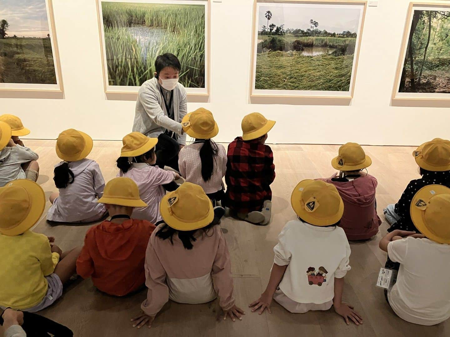 森美術館のインスタグラム：「「ワールド・クラスルーム」展では、20校以上の学校の先生方とともにスクール・プログラムを実施しました。小学生向けスクール・プログラムのギャラリーツアーは、「写真ってどんな時に撮る？」「カウントダウンする時はどんな時？」「この子は目をつぶって何をしているのかな？」というラーニング・キュレーターの問いかけからはじまりました。作品を身近に感じるような質問を投げかけると、子どもたちはスクッと手をあげて自分の体験を思い出しながら表現してくれました。そして、ラーニング・キュレーターの作品解説に耳を傾けながら、作品を通して自分が生まれていなかった時代、世界の行ったことのない場所、まだ会ったことのない人を想像してみることから、子どもたちの未知の世界との出会いがはじまってるように感じられました。  森美術館　ラーニングでは、「私たちのエコロジー」展会期中のスクール・プログラムのお申し込みを受付ております。先生方の授業方針をもとに相談しながら、美術館の展示室で、美術館スタッフの出張授業で、いつもとはちょっとちがう授業づくりをお手伝いします。  詳細は森美術館のWEBサイトの以下のページを御覧ください。 https://www.mori.art.museum/jp/learning/6699/  During the "WORLD CLASSROOM" exhibition, we carried out school programs with teachers from over 20 schools. The gallery tour part of the elementary school program typically began with questions from the learning curator such as “When do you take photos?”, "When is the right time to count down?", and "What do you think this kid is doing with her eyes closed?"   When asked what would make them feel closer to the work, the children immediately raised their hands and expressed memories of their own experiences. Through listening to the learning curators' explanations of the artworks on display, the children were able to use the works to imagine a time when they were not yet born, places in the world they have never been, and people they have never met. It was like an encounter with an unknown world had begun.   Mori Art Museum Learning is currently accepting applications for school programs to be held during the "Our Ecology" exhibition. We will meet with the teachers to discover the goals of their lesson plans, and when visiting the museum, our staff will be on hand to add color to the lessons making the experience a little different from the usual classroom lesson.   For details, please see the following page on the Mori Art Museum website. https://www.mori.art.museum/en/learning/6699/index.html」