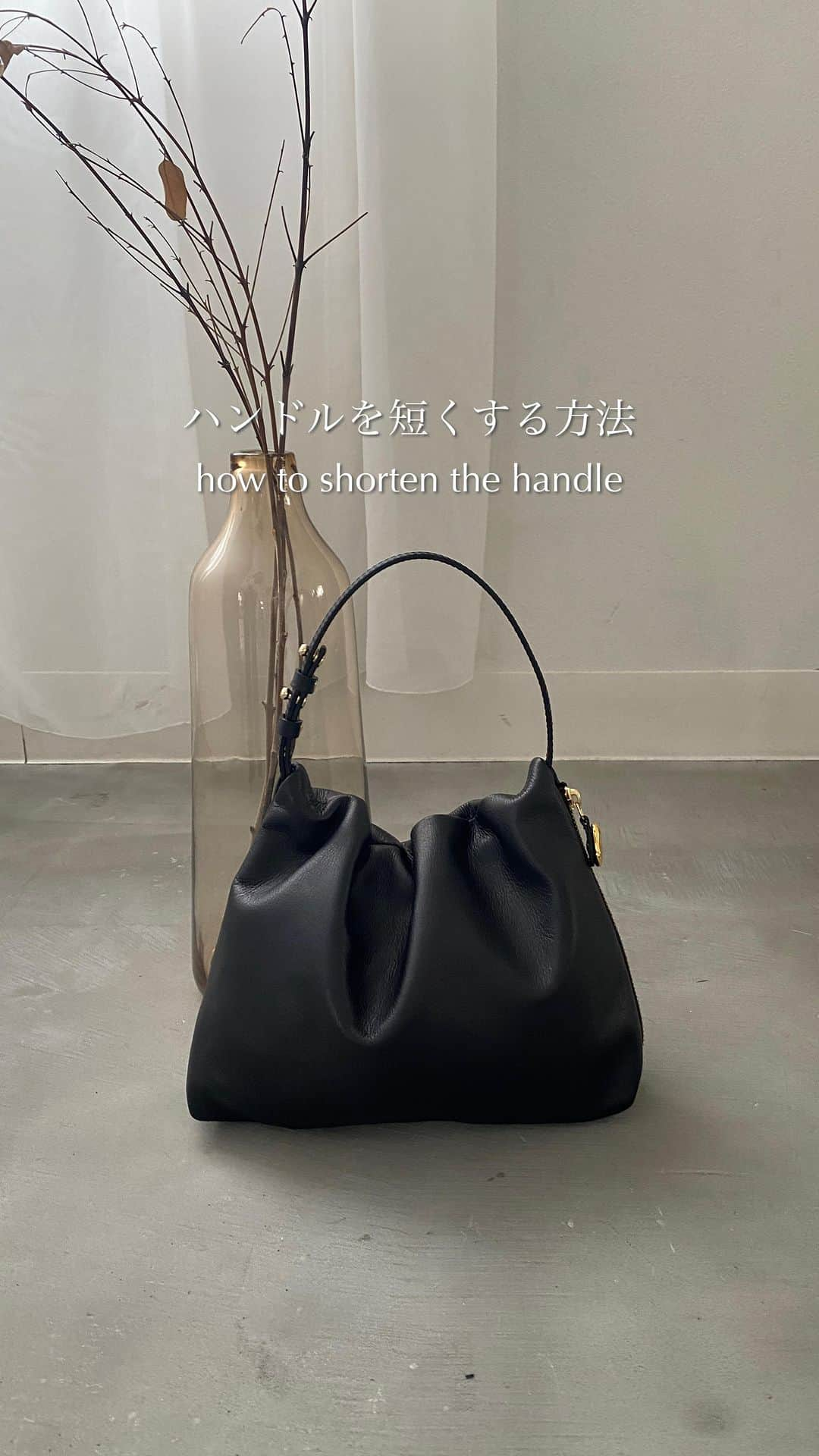 ラシット公式アカウントのインスタグラム：「《ハンドルを短くする方法》 　 gem_by russet 　 ◾️leather onehandle bag ¥20,900 (tax in) 　　beige / black / dark brown / smoky mint 　 　 パルクロウィーク中ランキング入りしている レザーワンハンドルバッグは 　 普段使いはもちろんオケージョンシーンにも活躍し 手持ちと肩掛けの2wayでお使いいただる大人気アイテム。 　 柔らかなソフトレザーを使用しているため 一つ一つ質感やシボ感が異なり 自分だけの牛革の表情をお楽しみいただけるのが魅力◎ 　 　 今回は最長のハンドルから（肩掛け用） 最短のハンドル（手持ち用）に 調整する方法をご紹介しております。 　 　 パルクロウィーク中はこちらのアイテムも 10%OFFクーポン対象となっておりますので ぜひご覧くださいませ✍🏻 　 　 #russet #gem_byrusset #レザーバッグ #ワンショルダーバッグ #ワンハンドルバッグ #ミニバッグ #howto動画 #シンプルコーデ #きれいめカジュアル #きれいめコーデ #オケージョンバッグ #オケージョンコーデ」