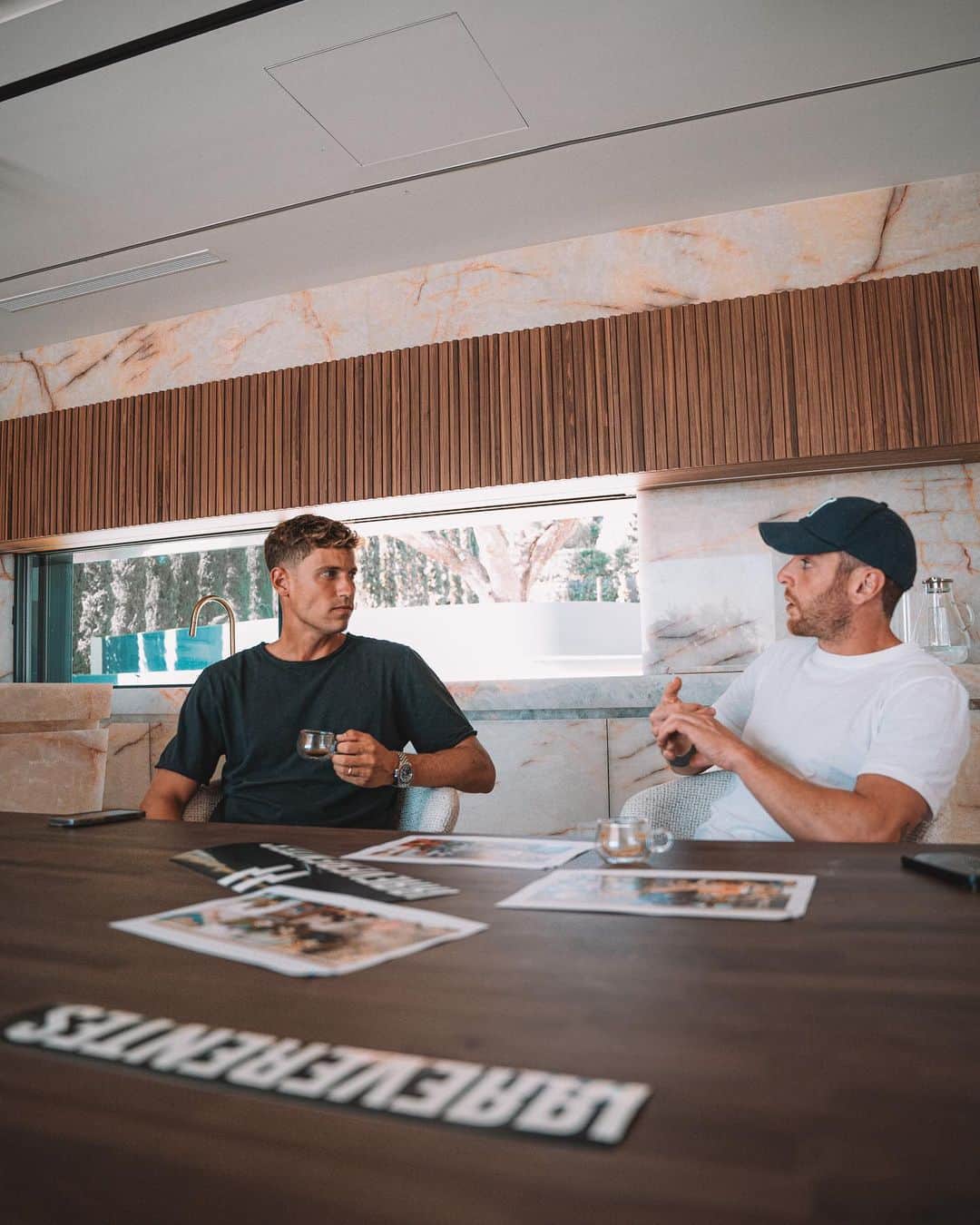イバイ・ゴメスのインスタグラム：「On board 🤟🏼 Bienvenidos a @irreverentescafe ☕️ •  ¡Un café ÚNICO! ¡Un café DE VERDAD! ¡Ya podéis probarlo! (Web en la bio de @irreverentescafe 🫶🏼) • ¡SALUD CANALLAS! ☕️」