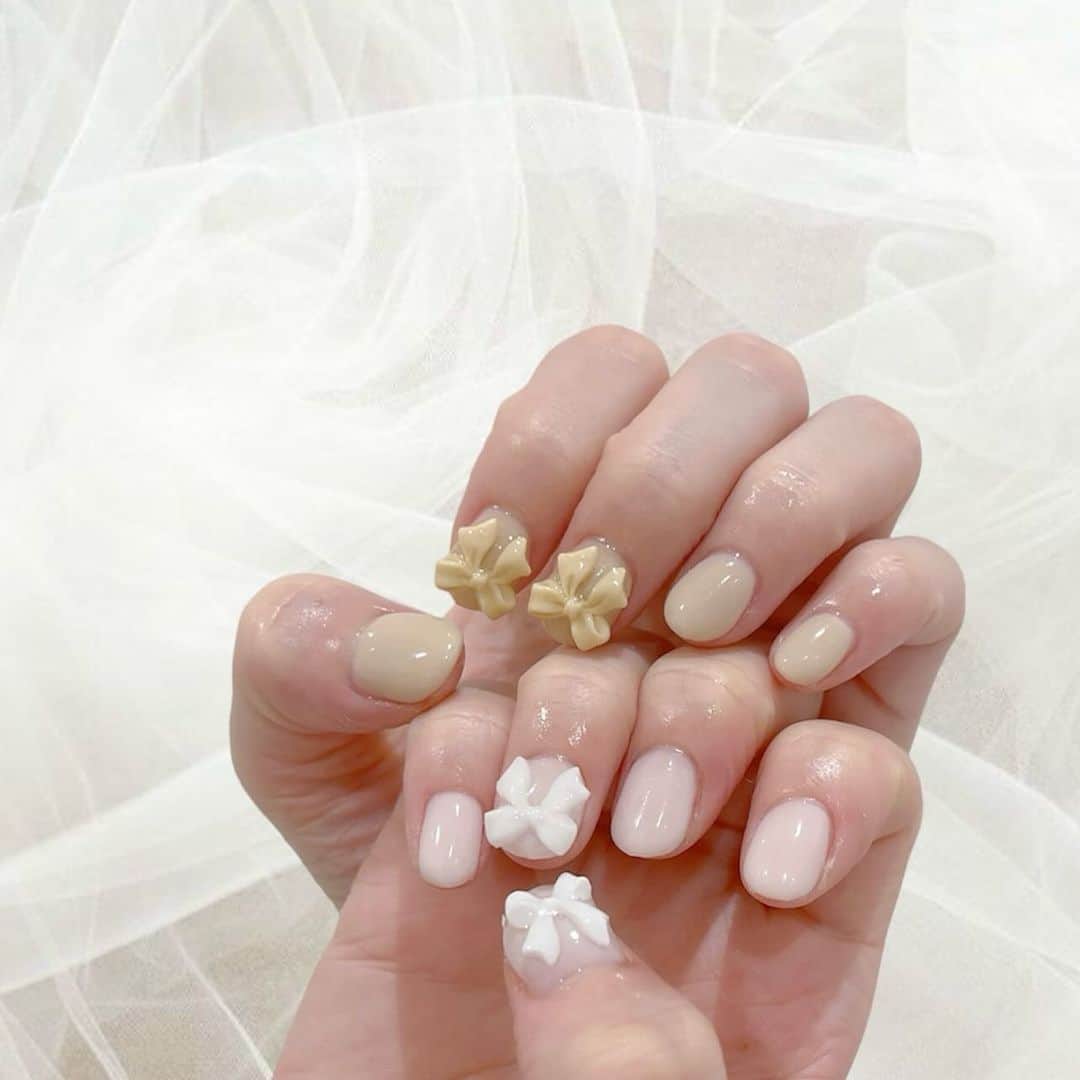 黒坂優香子のインスタグラム：「💅🤍  new nail♡  @deicy_shibuya   そうです。リボンにハマりまくってます🎀←  今回は左右違うカラーで 同色のリボンを♡  ネイルが可愛いと本当にときめくな♡  @nanachan_0317 いつも可愛いネイルありがとう🥹🫶🏻  #ネイル #deicy #リボンネイル」